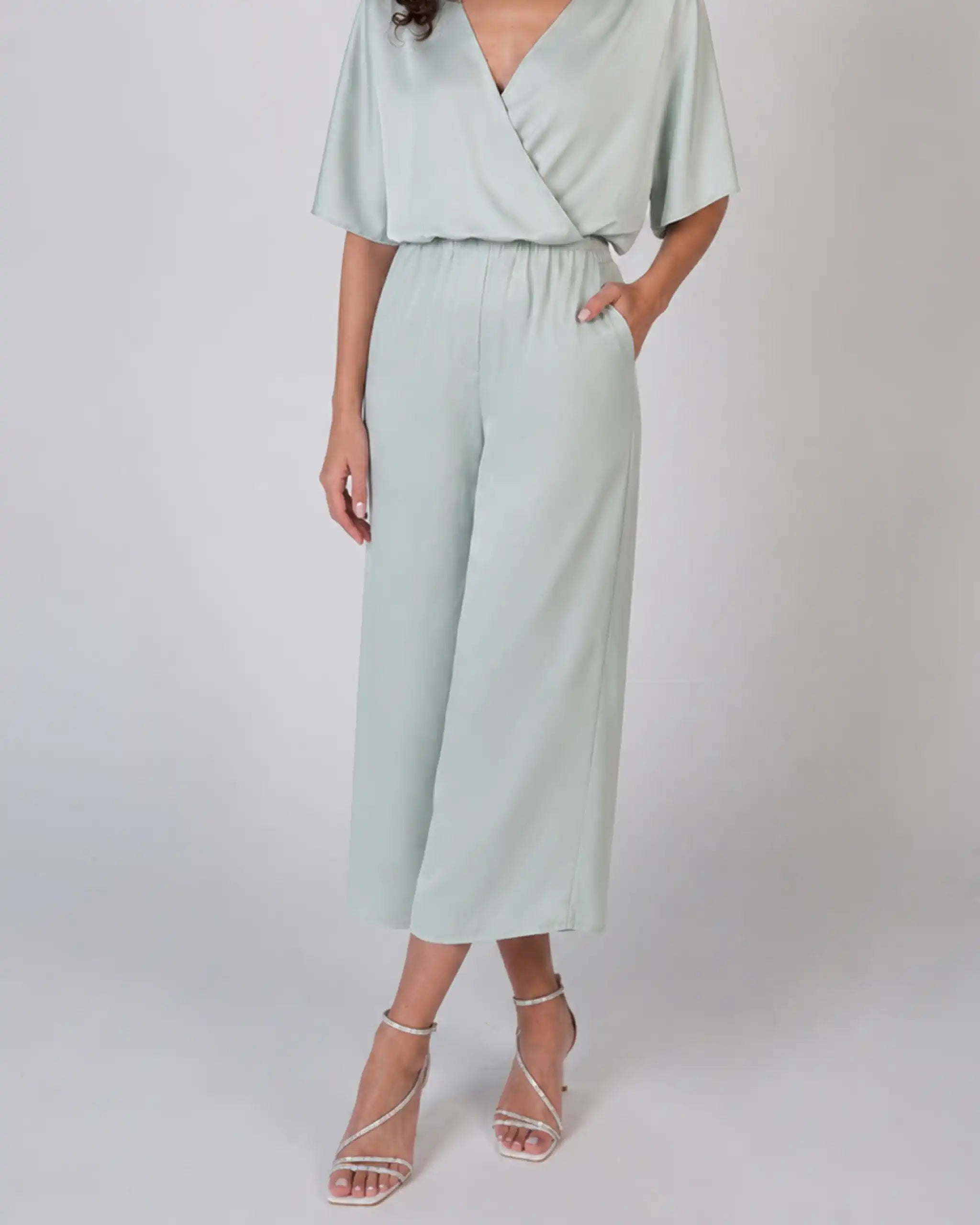 Schlichter Jumpsuitlook für Brautjungfern aus Satin - Detailansicht