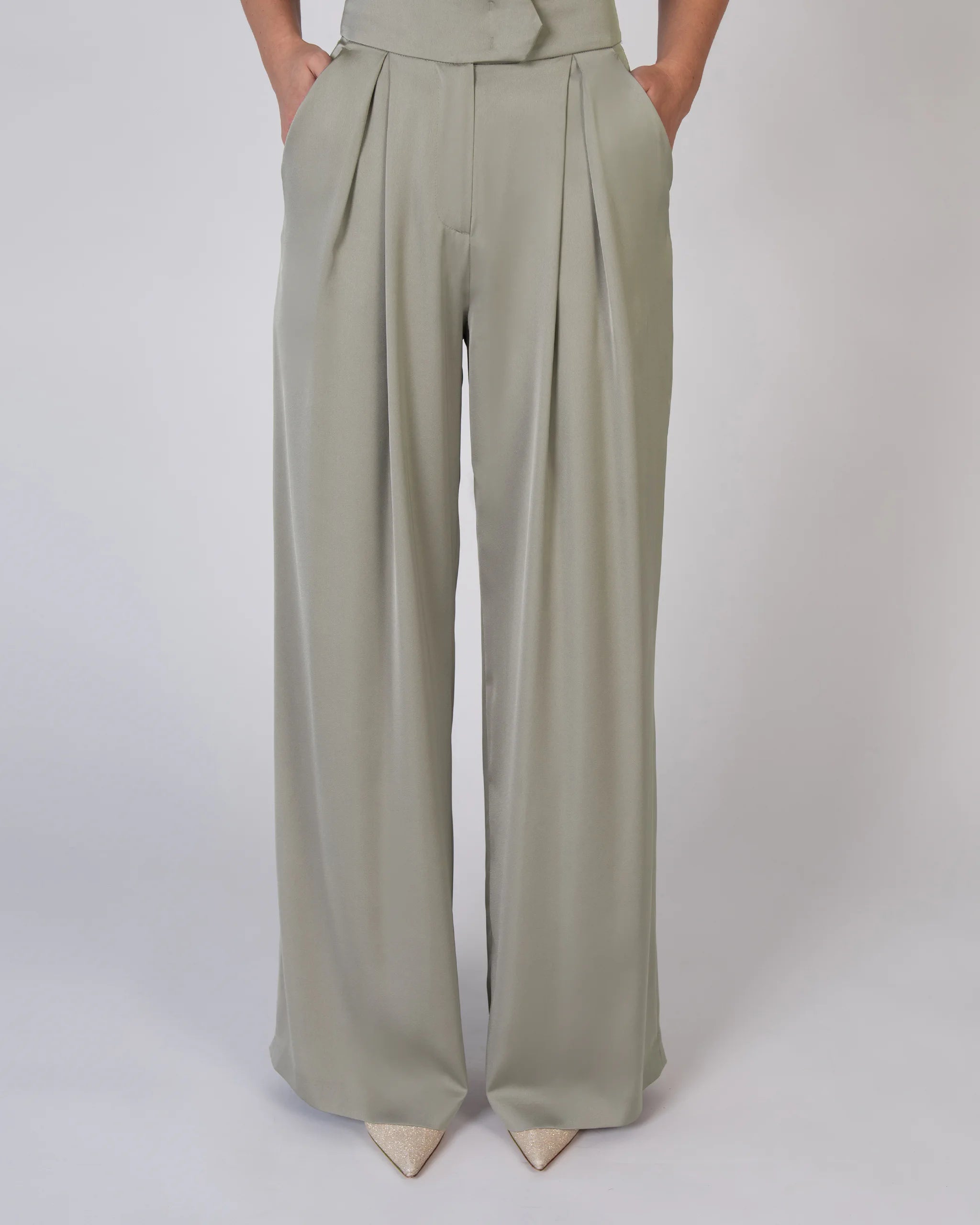 Cleanes Brautjungfern Outfit mit modernem Crop Top und weiter Satinhose - Detailansicht Hose