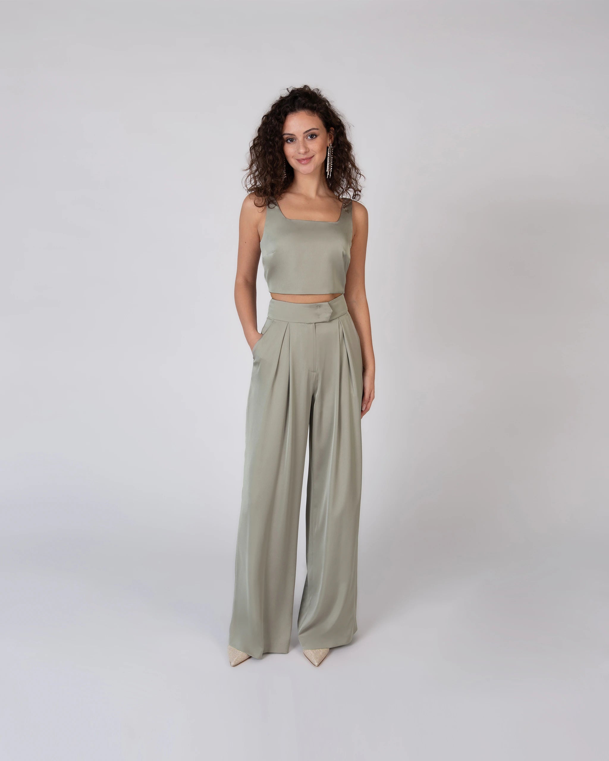 Cleanes Brautjungfern Outfit mit modernem Crop Top und weiter Satinhose - Ansicht vorne