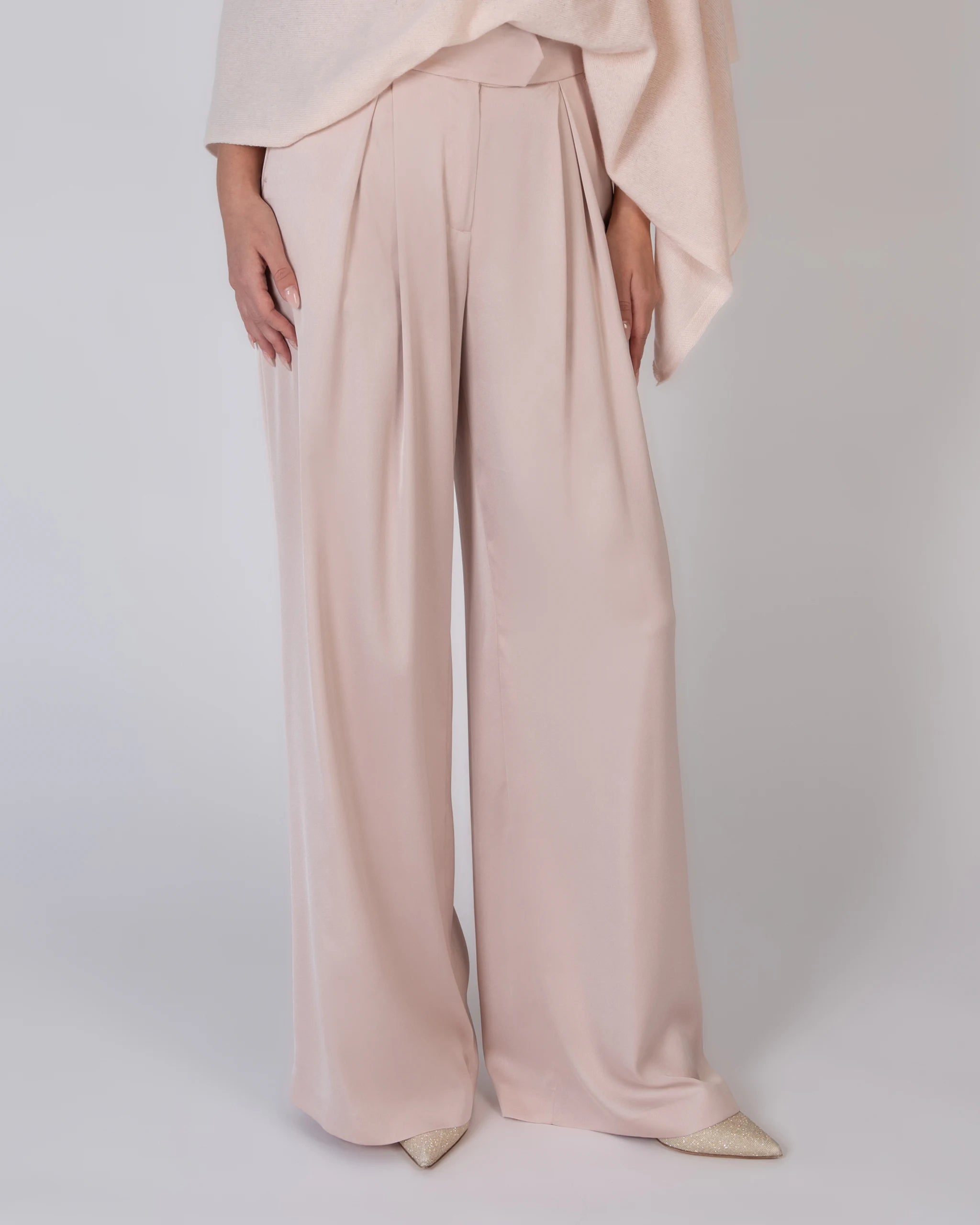 Eleganter Zweiteiler Look für Brautjungfern mit Satin Hose - Detailansicht Hose