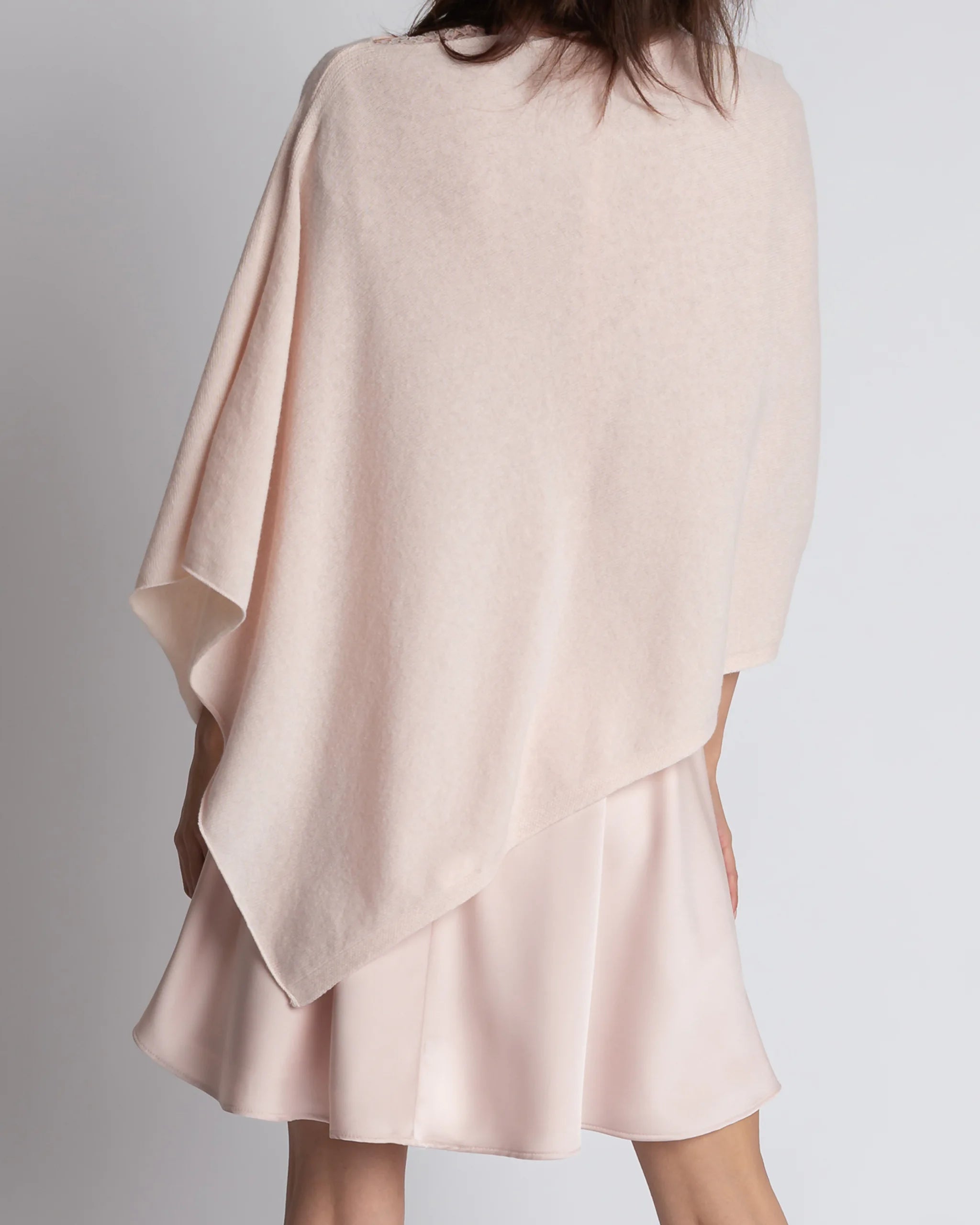 Kurzes Kleid für Hochzeitsgäste mit Satinrock und Poncho - Detailansicht