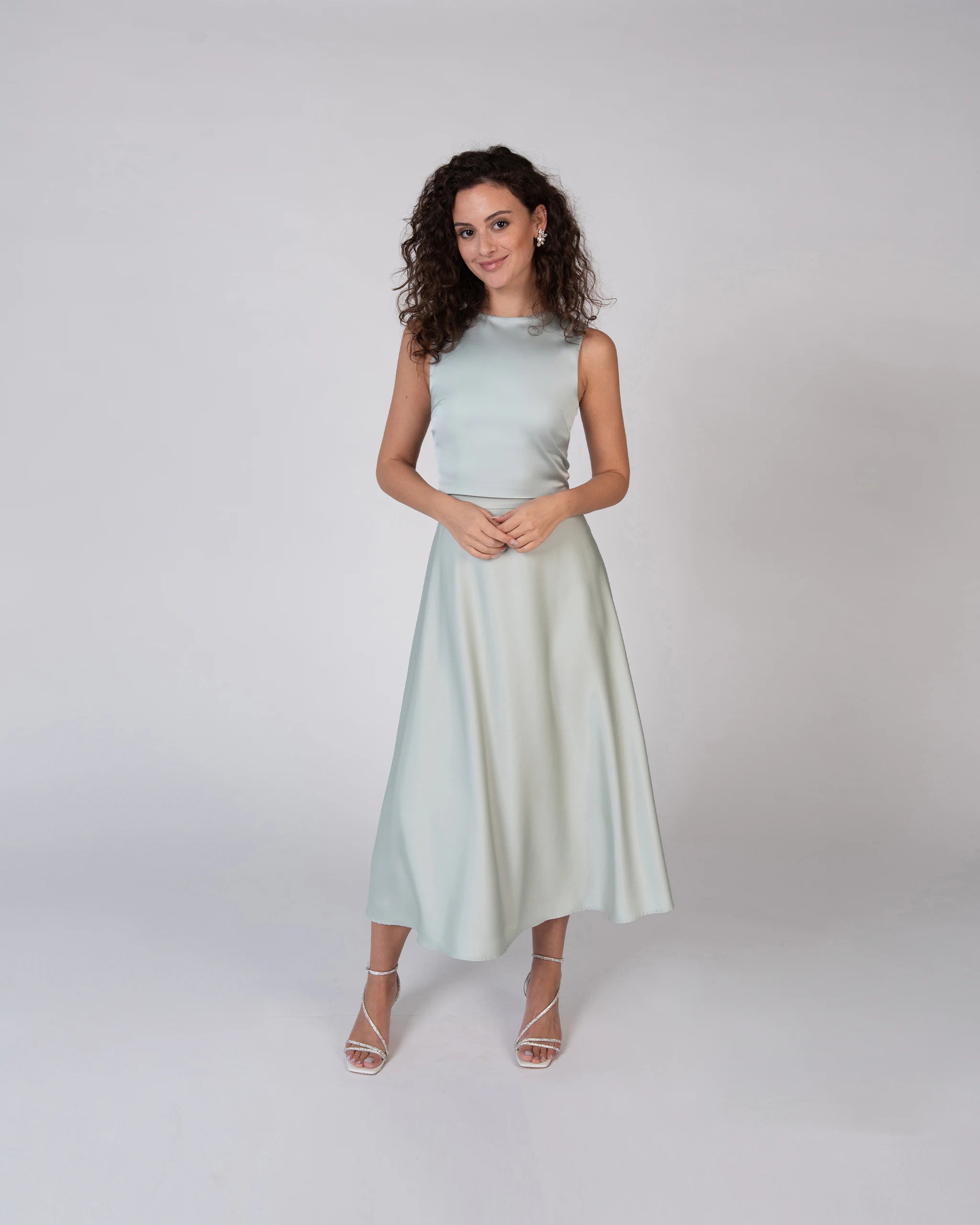 Wadenlanges und cleanes Outfit für Hochzeitsgäste und Brautjungfern - Ansicht vorne