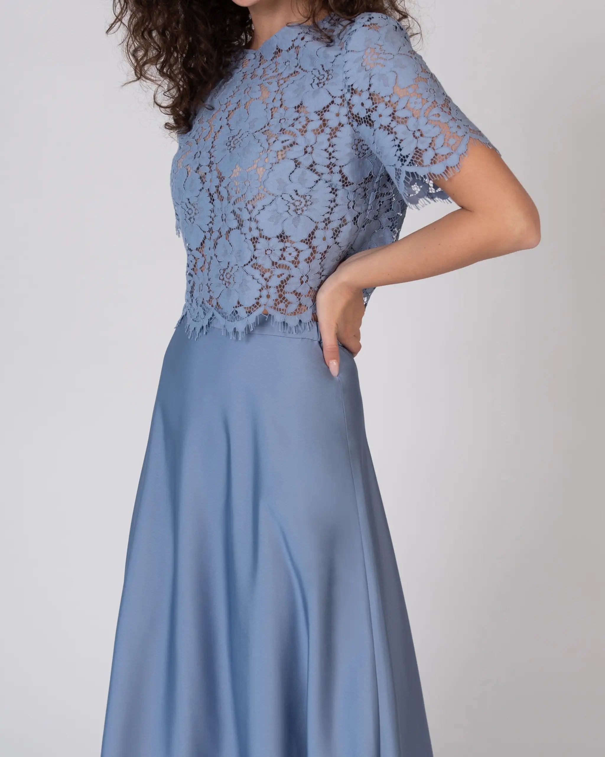 Festlicher Zweiteiler für Hochzeitsgäste mit Satinrock und Spitzen Top - Detailansicht