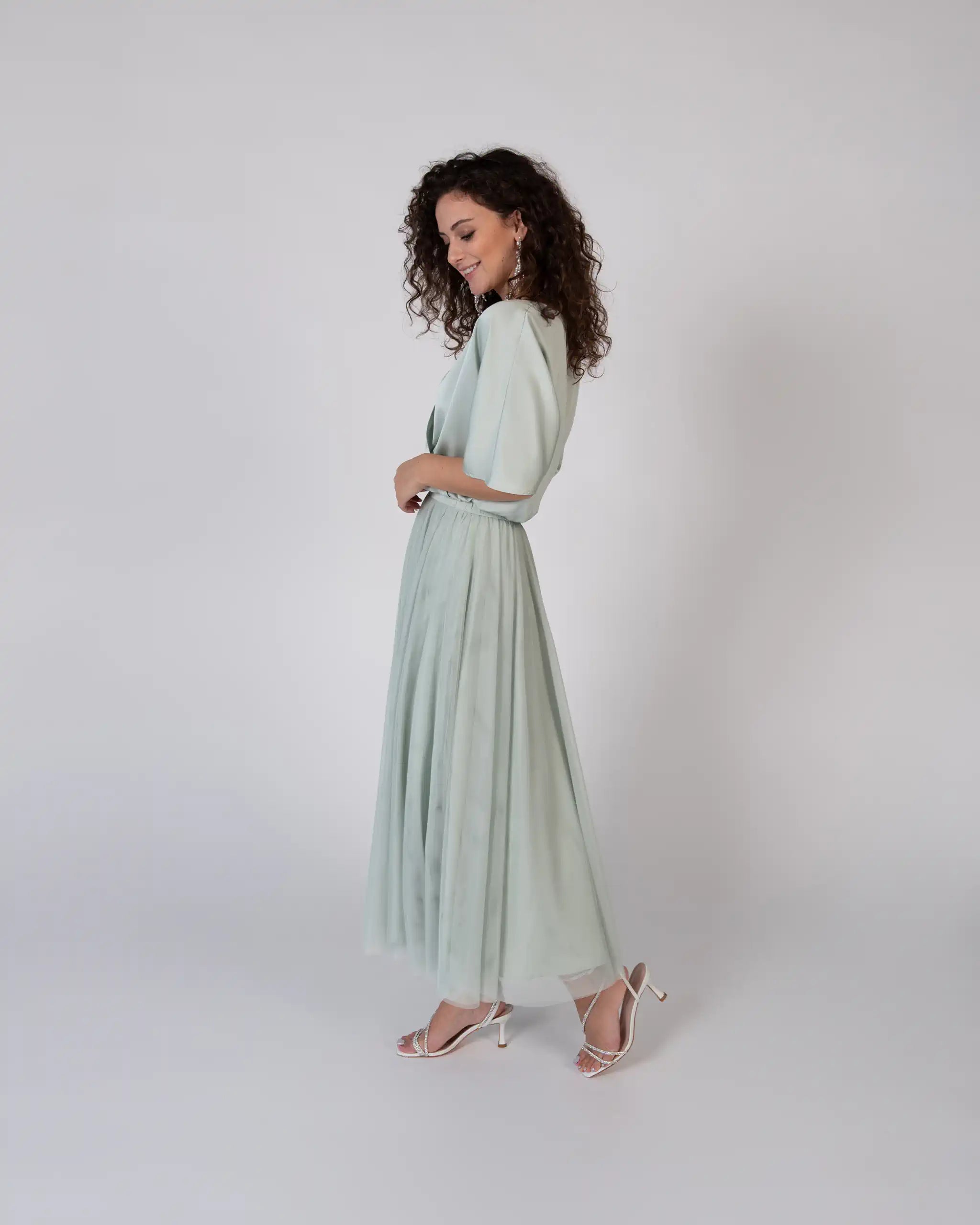 Brautjungfernkleid mit wadenlangem Tüllrock und Satinbluse - Ansicht vorne