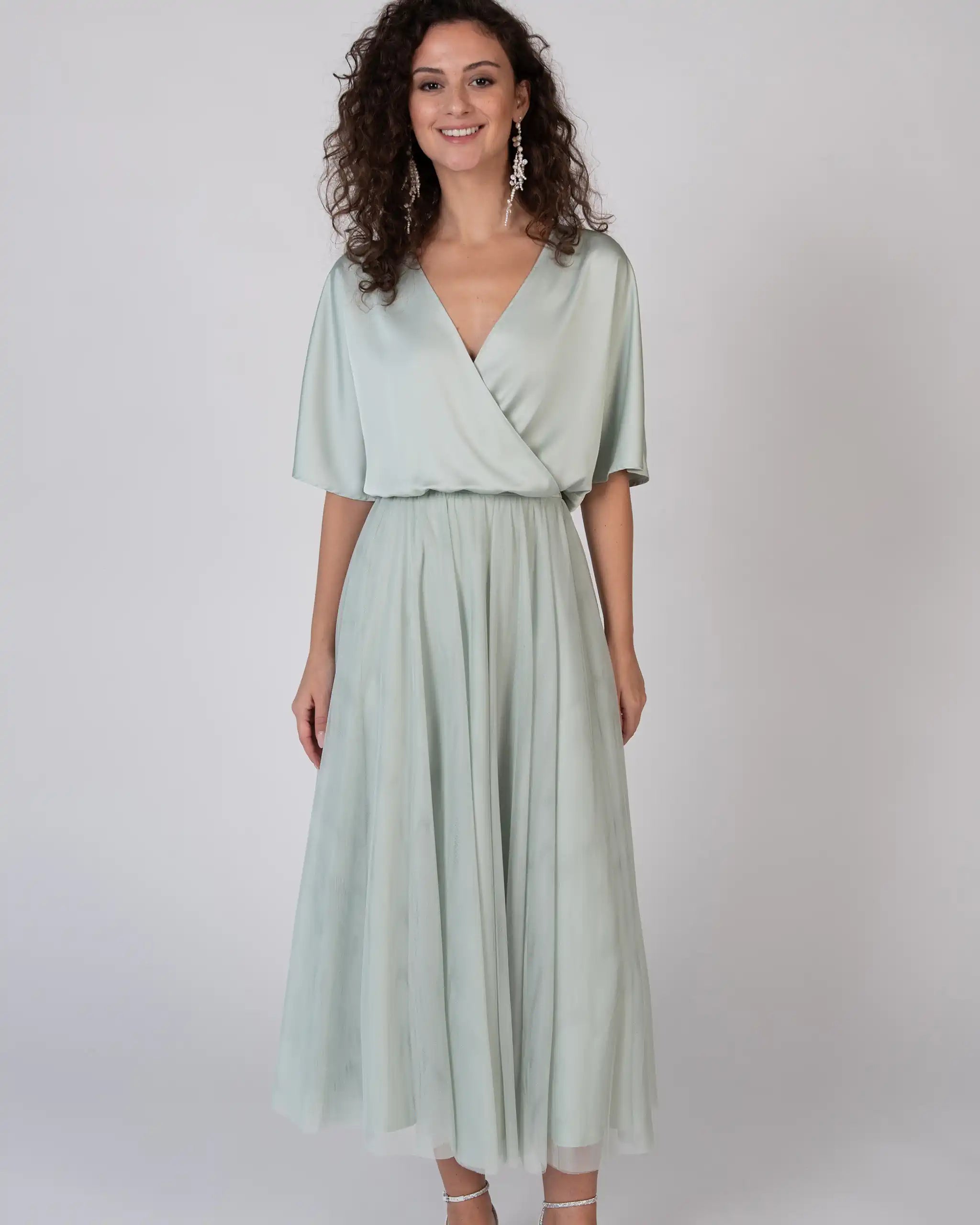 Brautjungfernkleid mit wadenlangem Tüllrock und Satinbluse - Detailansicht