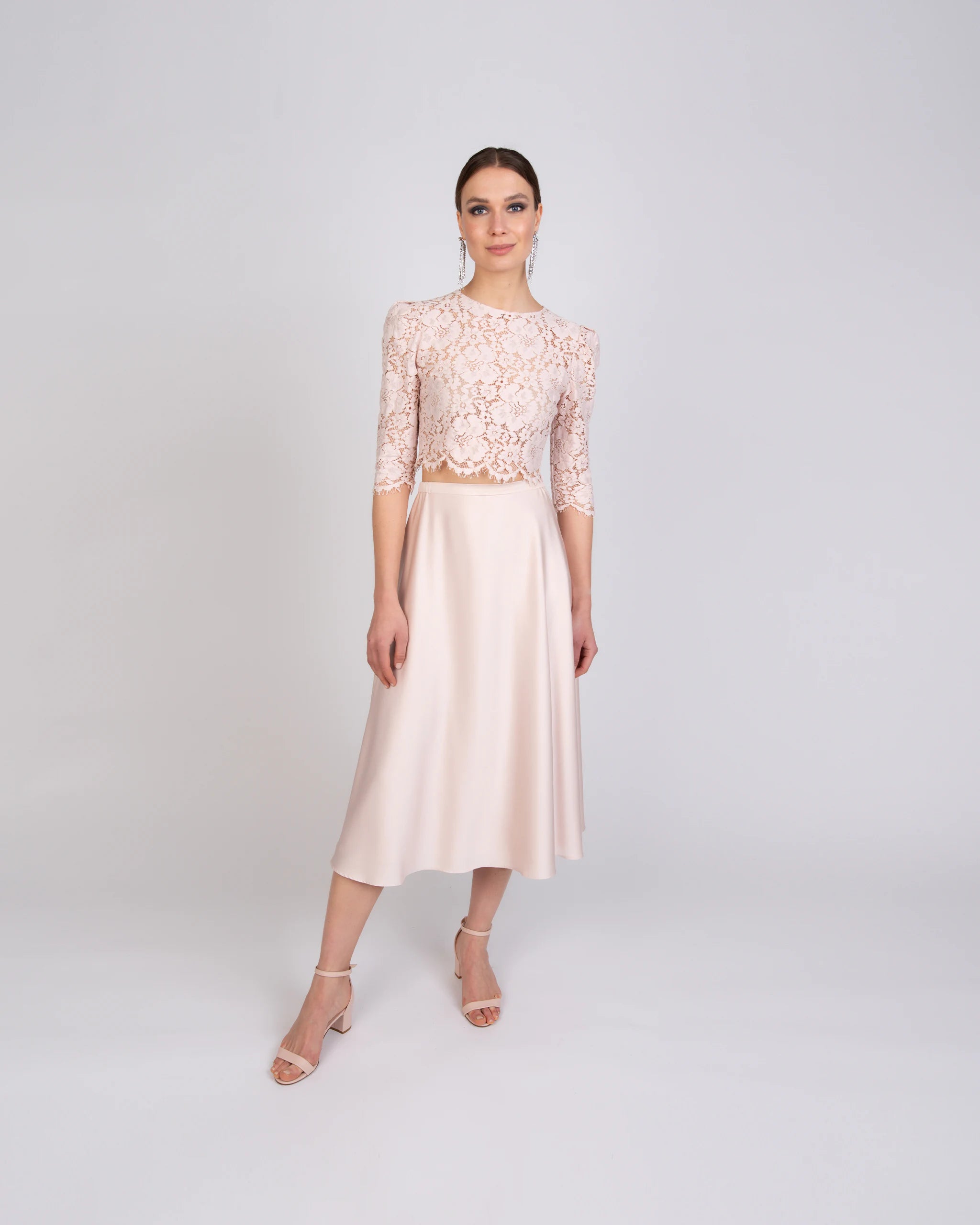 Brautjungfernkleid mit Croptop aus Vintage Spitze und Satinrock - Ansicht vorne