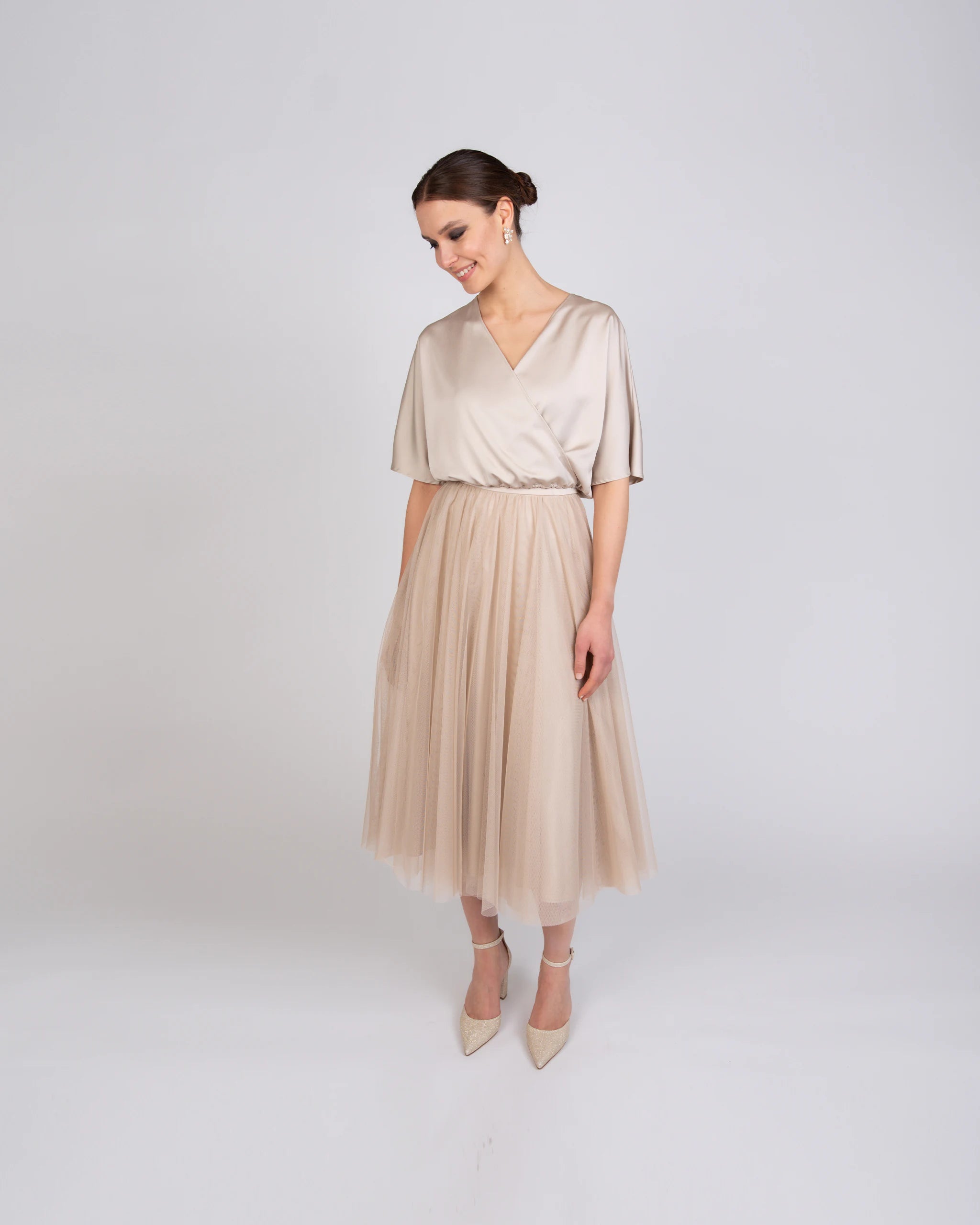 Brautjungfernkleid in Champagner mit wadenlangem Tüllrock und Satinbluse - Ansicht vorne