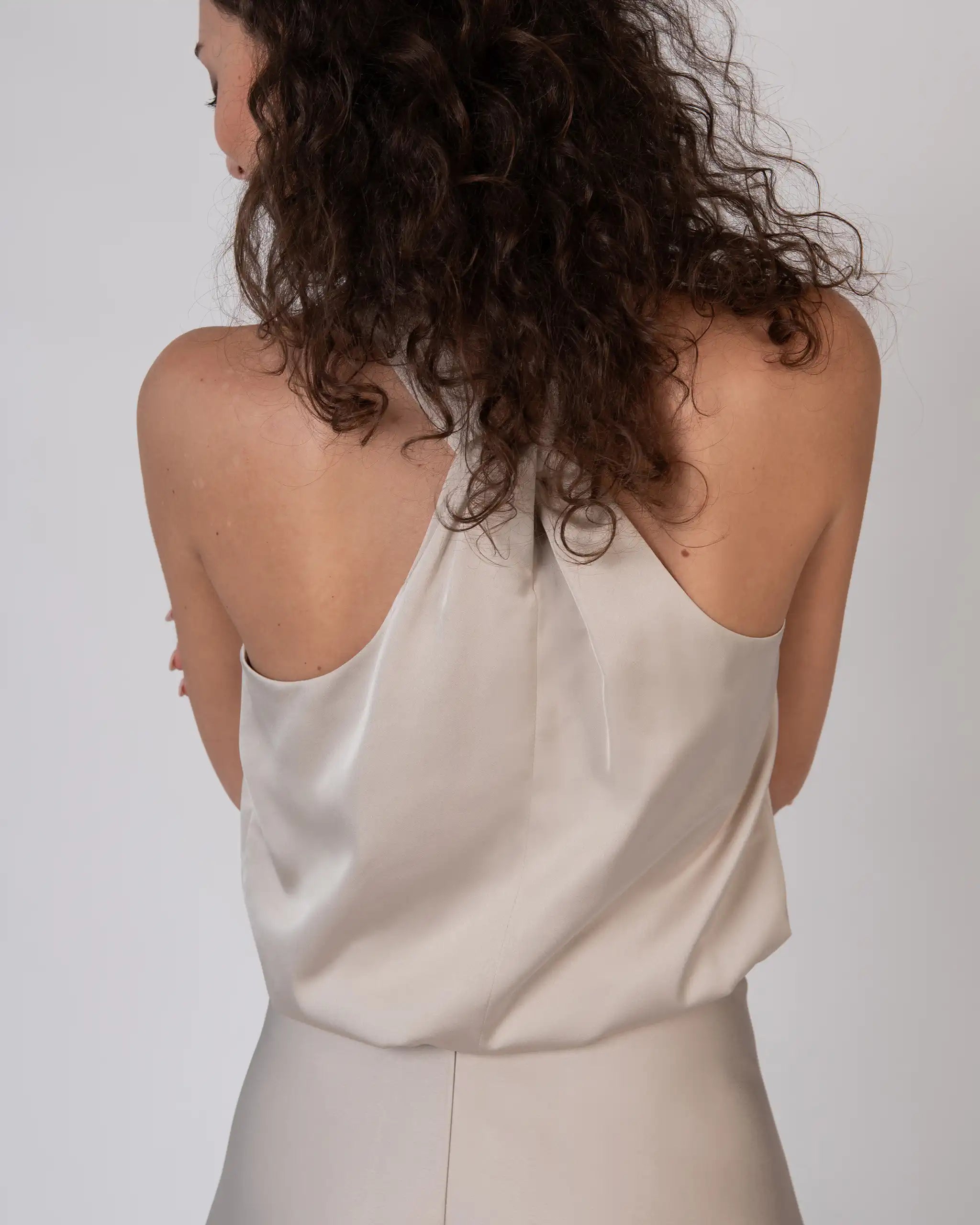 Bodenlanges Brautjungfernkleid mit Neckholder Top und Satin Rock - Detailansicht hinten