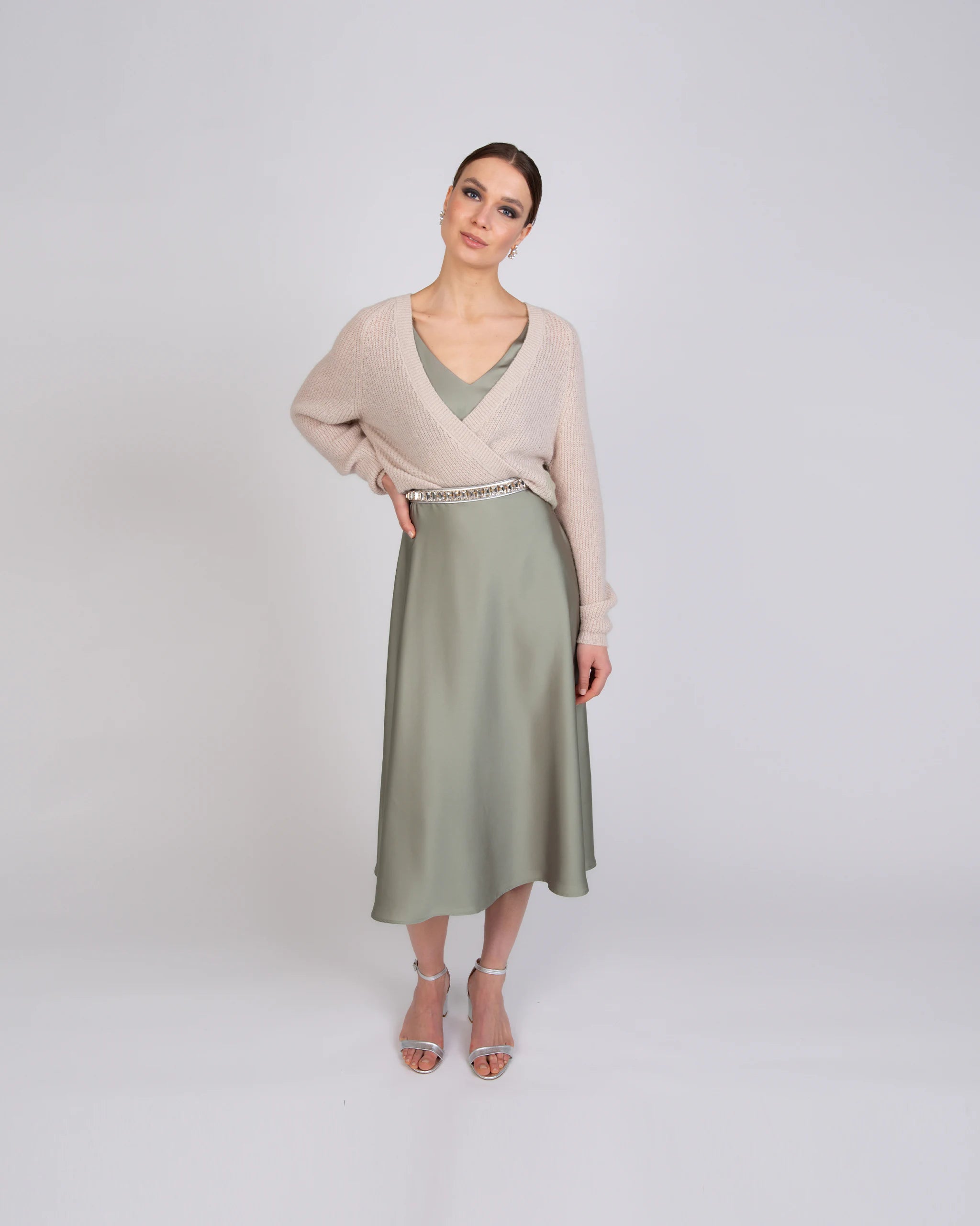 Brautjungfernkleid mit wadenlangem Satinrock und Cardigan in champagne - Ansicht vorne