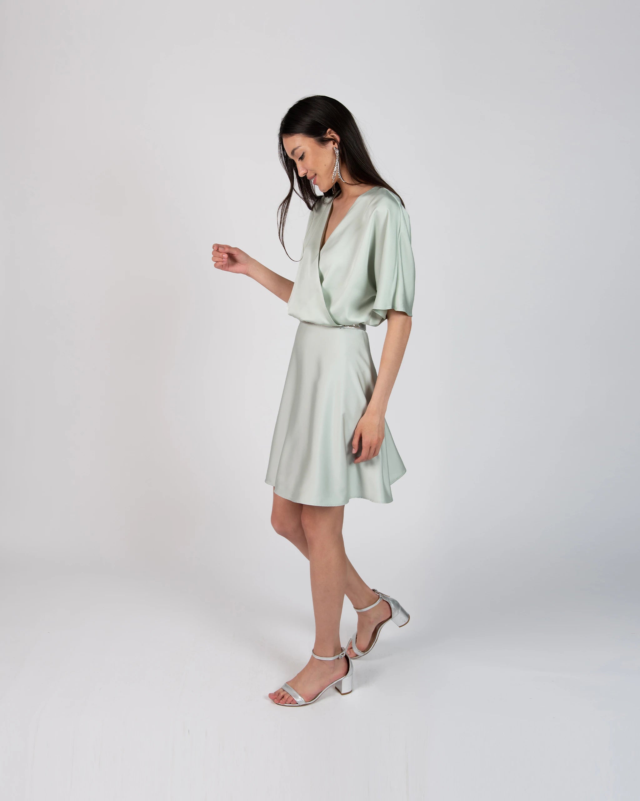 Eleganter und kurzer Zweiteiler Look mit Satinrock für Brautjungfern - Ansicht vorne