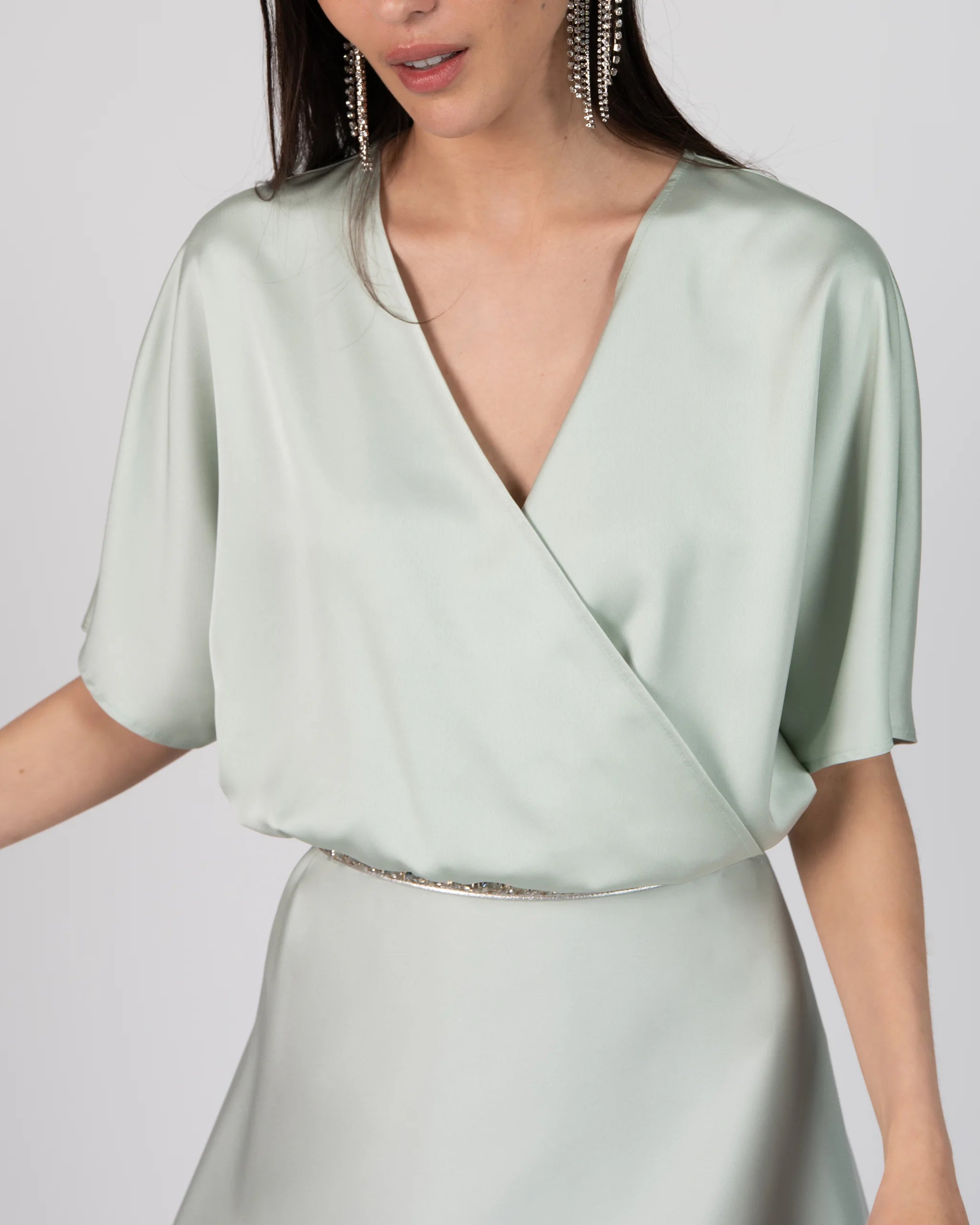 Eleganter und kurzer Zweiteiler Look mit Satinrock für Brautjungfern - Detailansicht