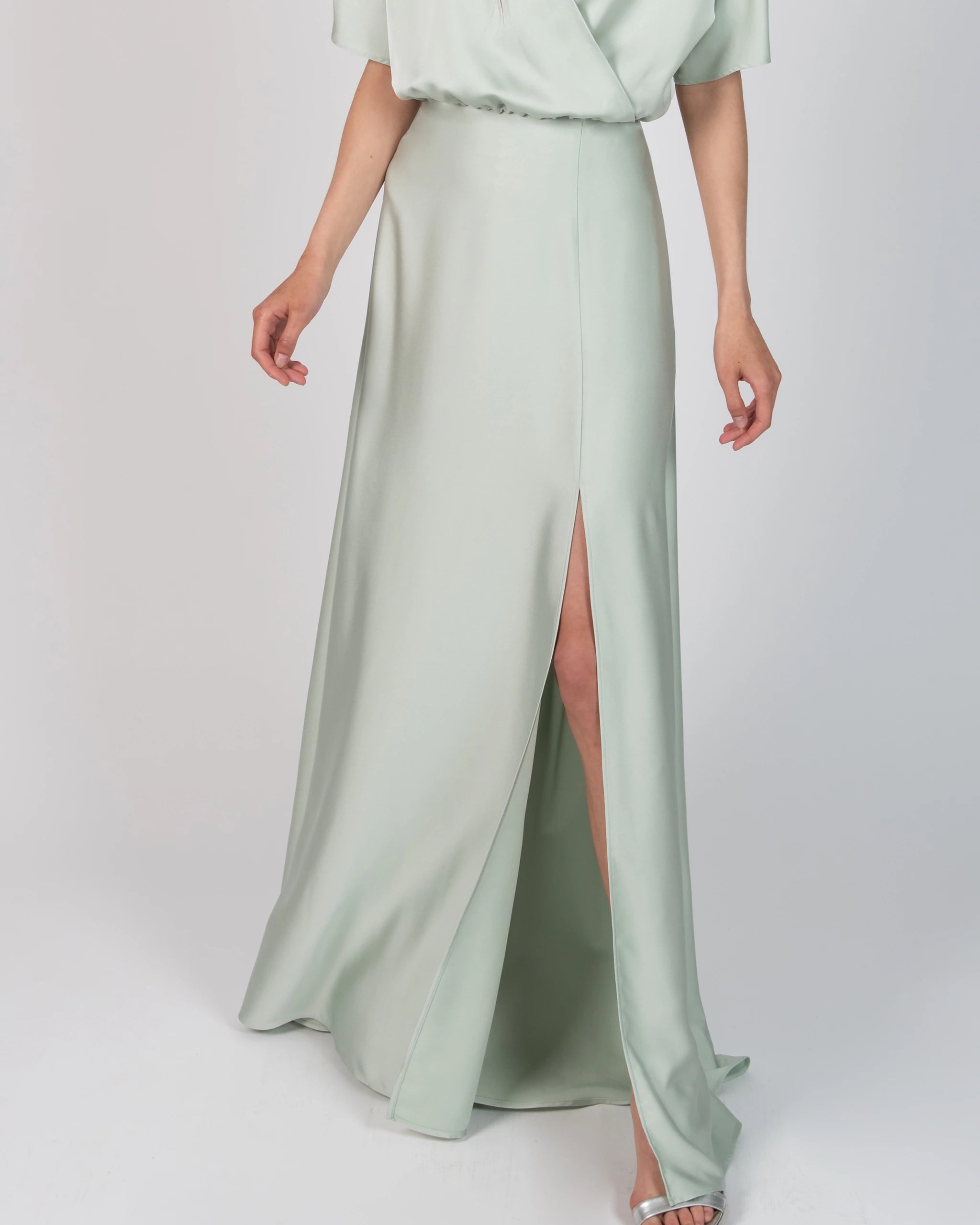 Eleganter und bodenlanger Brautjungfernzweiteiler im Satinlook - Detailansicht