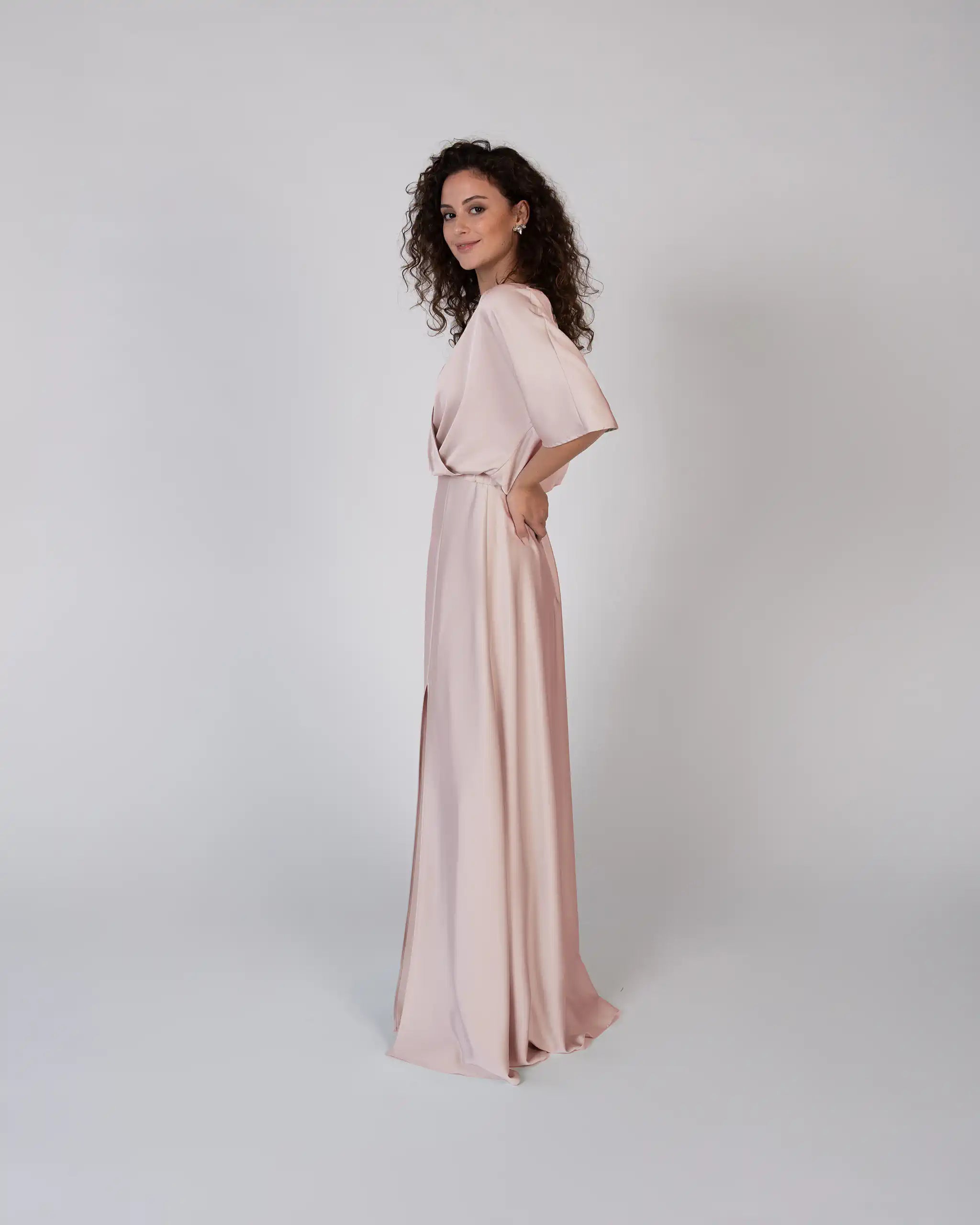 Bodenlanges Brautjungfernkleid mit Satinrock mit Schlitz und Bluse in rosa - Ansicht vorne