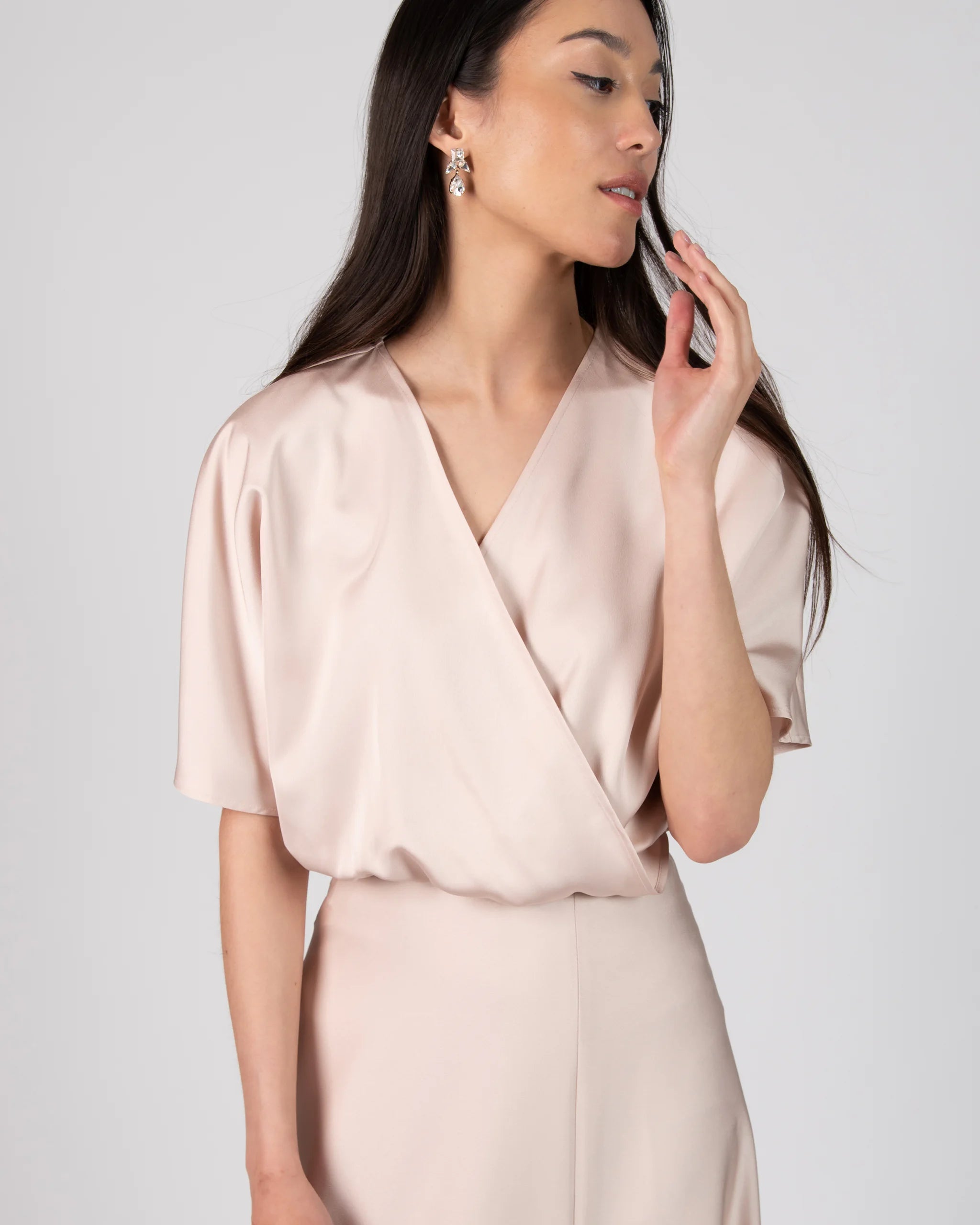 Bodenlanges Brautjungfernkleid mit Satinrock mit Schlitz und Bluse in rosa - Detailansicht