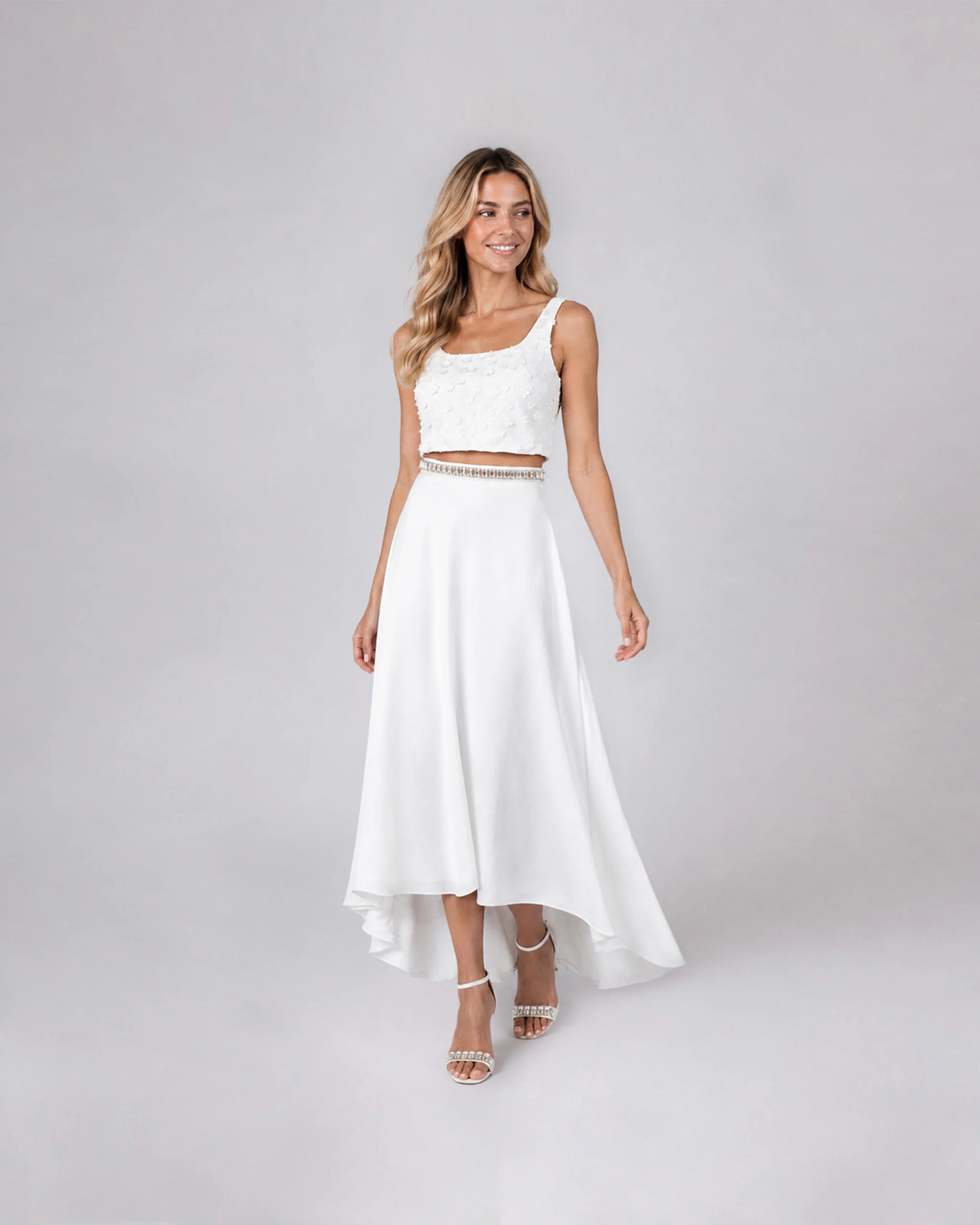 Cleaner Brautkleid Zweiteiler mit asymmetrischem Satinrock - Ansicht vorne
