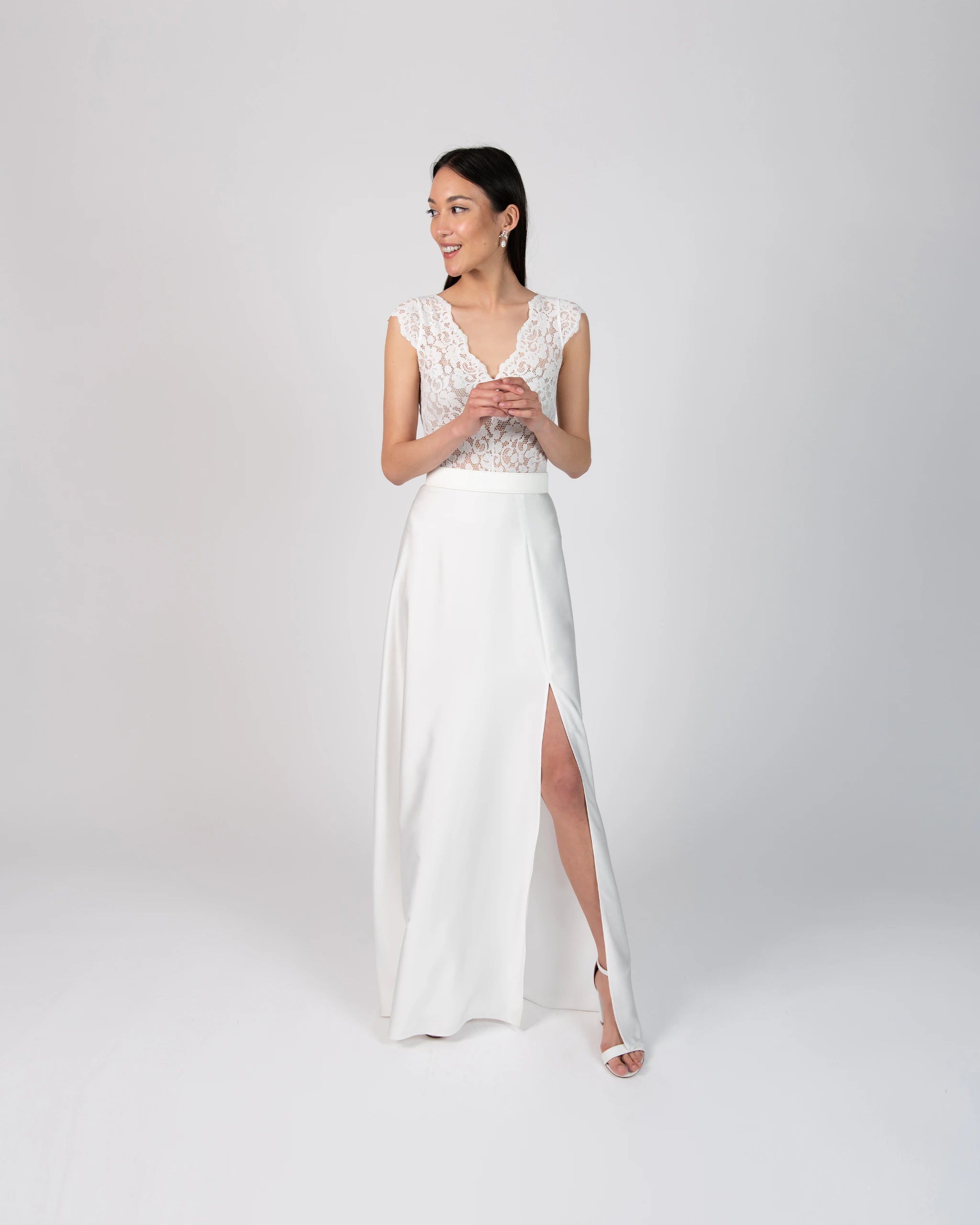 Klassischer Brautkleid Zweiteiler mit Boho Spitzenbody und Satinrock - Ansicht vorne