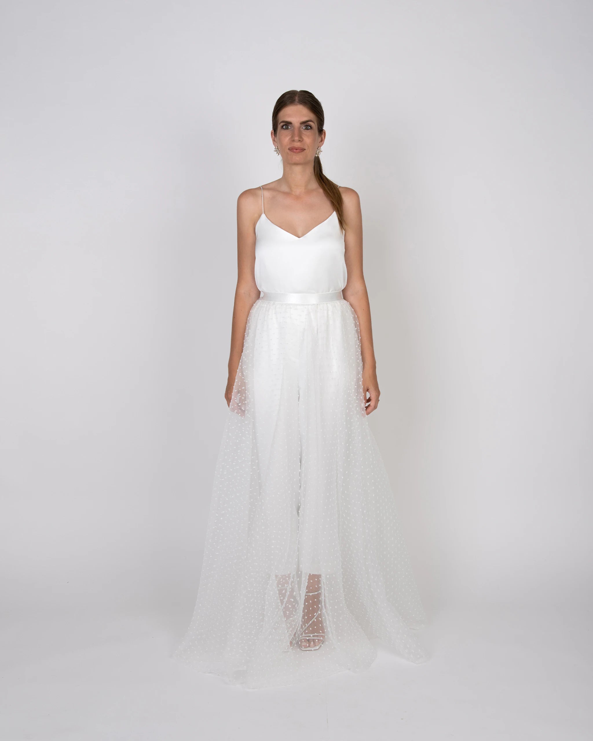 Schlichtes Brautoutfit mit moderner Brauthose und Brautüberrock aus Tüll gepunktet und schlichtem Brautoberteil aus Satin