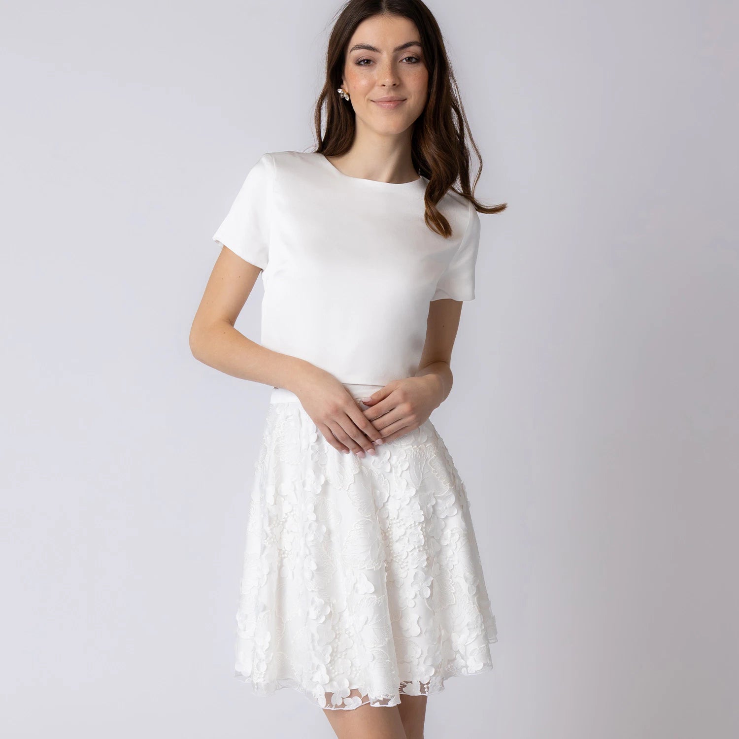 Brautkleid Standesamt Minirock aus Tuell mit 3D-Blütenapplikationen und kurzem Brautoberteil aus Satin