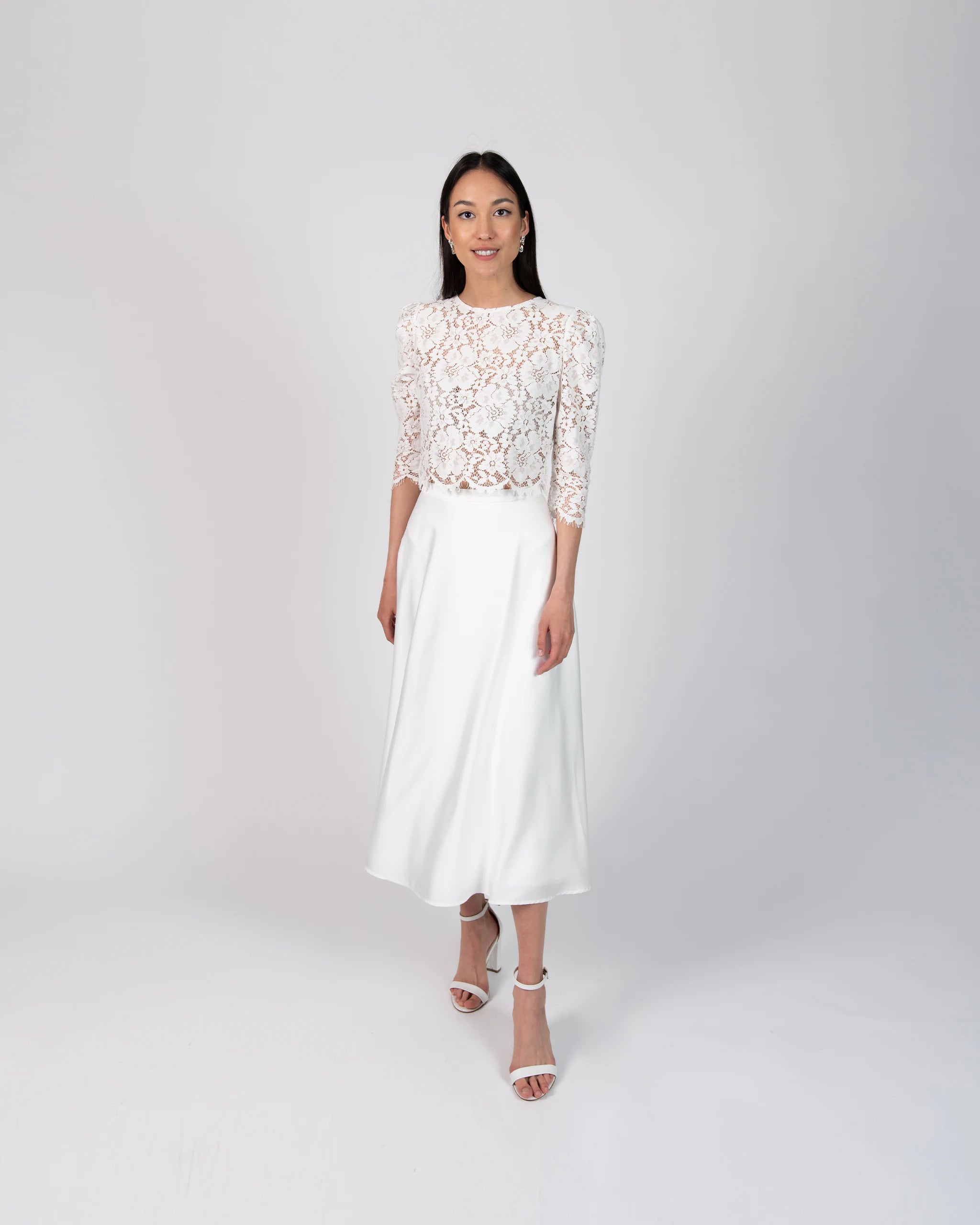 Hochwertiges Brautkleid für's Standesamt mit Croptop aus Vintage Spitze - Ansicht vorne