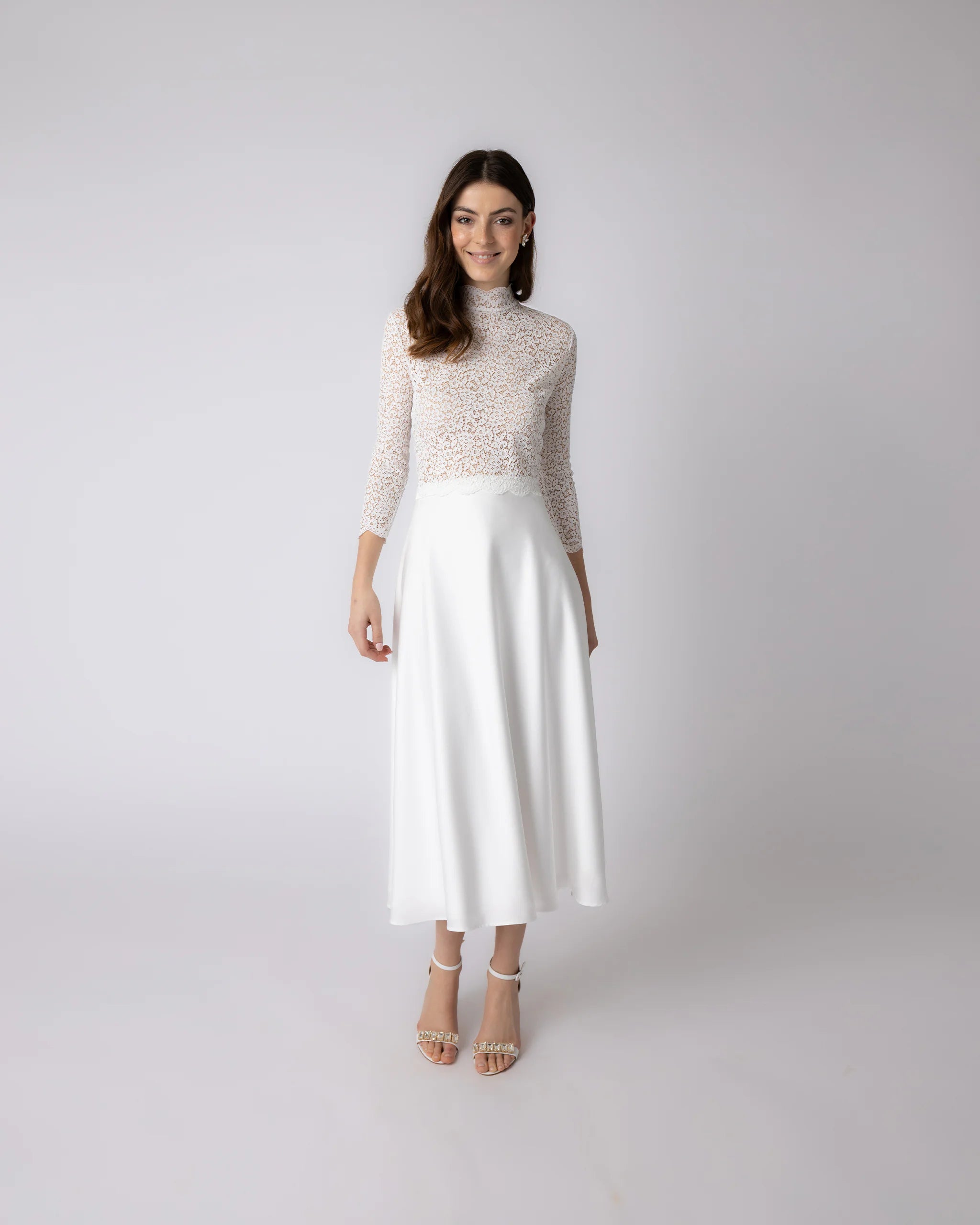 Klassiches Brautkleid für's Standesamt mit Stehkragen und Satinrock - Ansicht vorne