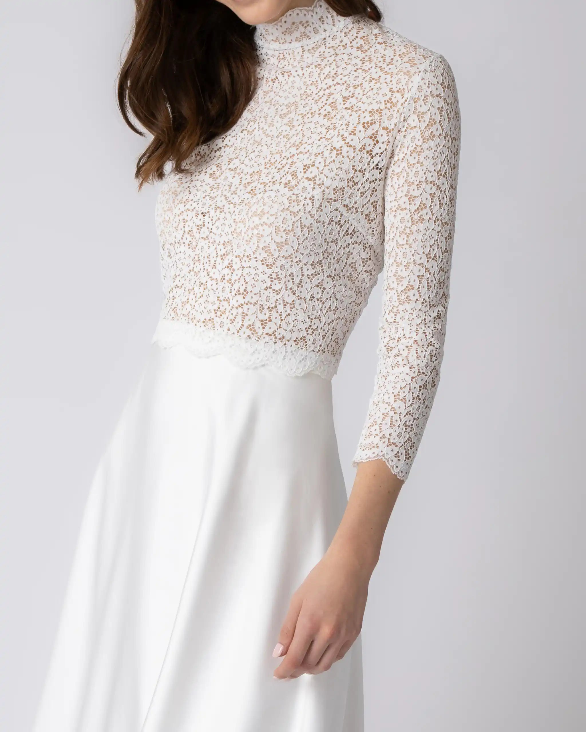 Klassiches Brautkleid für's Standesamt mit Stehkragen und Satinrock - Detailansicht