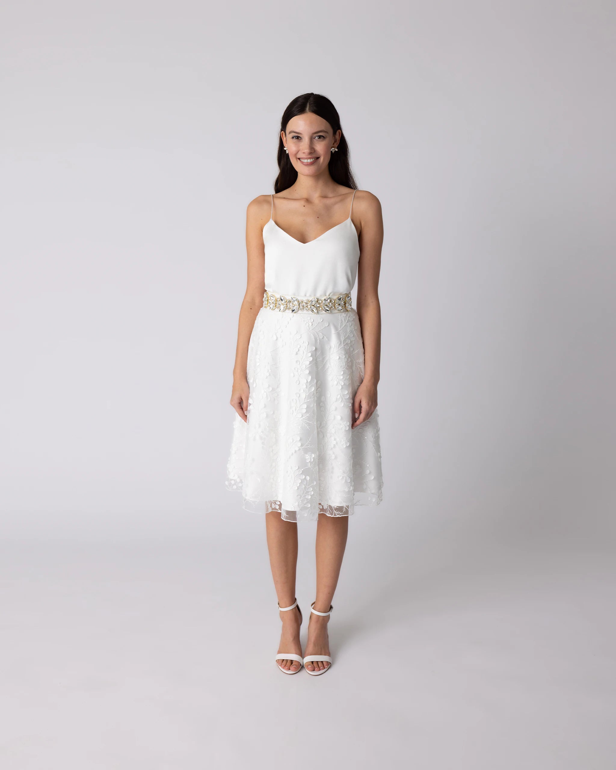 Kurzes Brautkleid für das Standesamt mit 3D-Blüten Tüllrock und Satintop