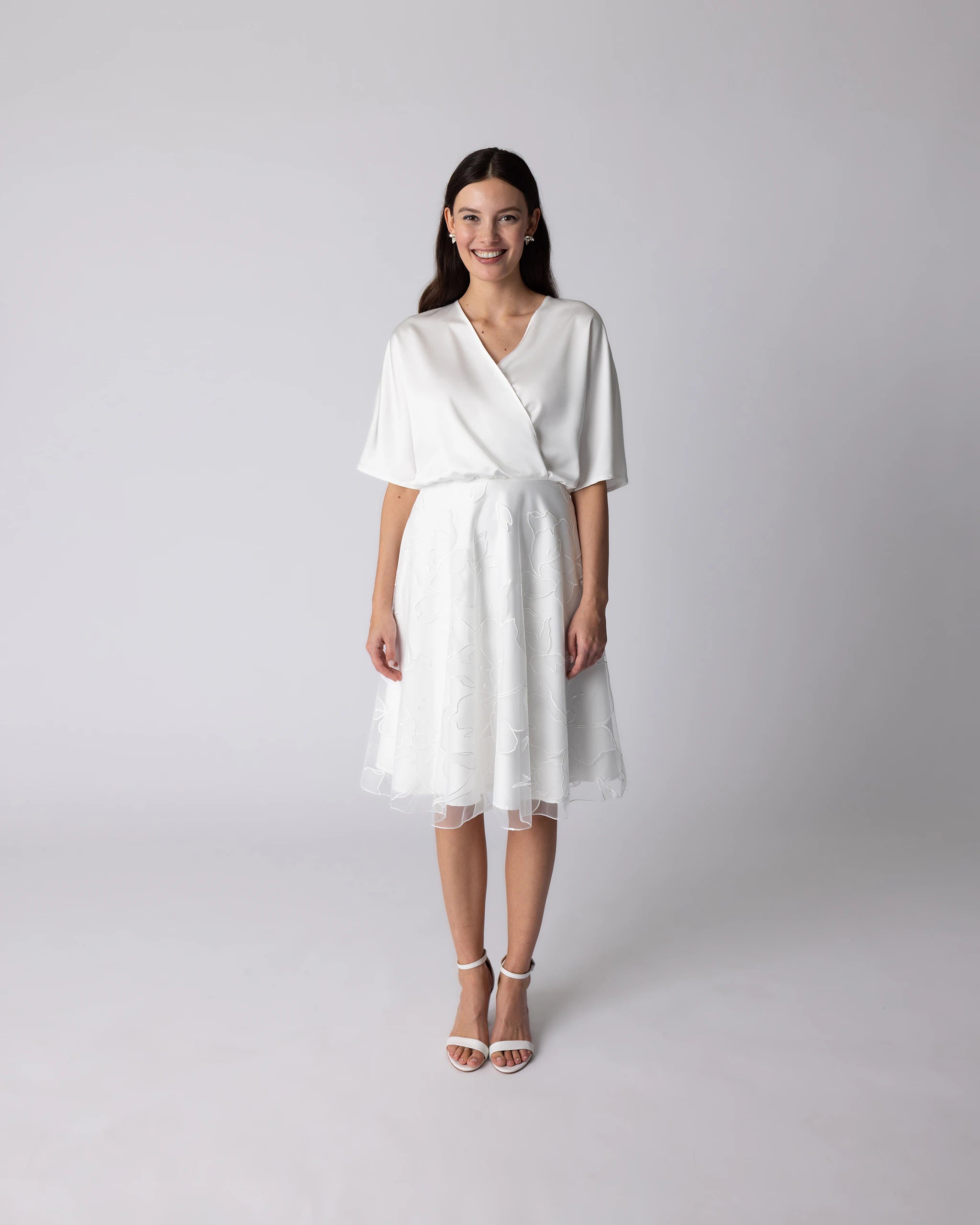 Kurzes Standesamtkleid mit Magnolia Blüten Tüllrock und schlichter Brautbluse mit V-Ausschnitt