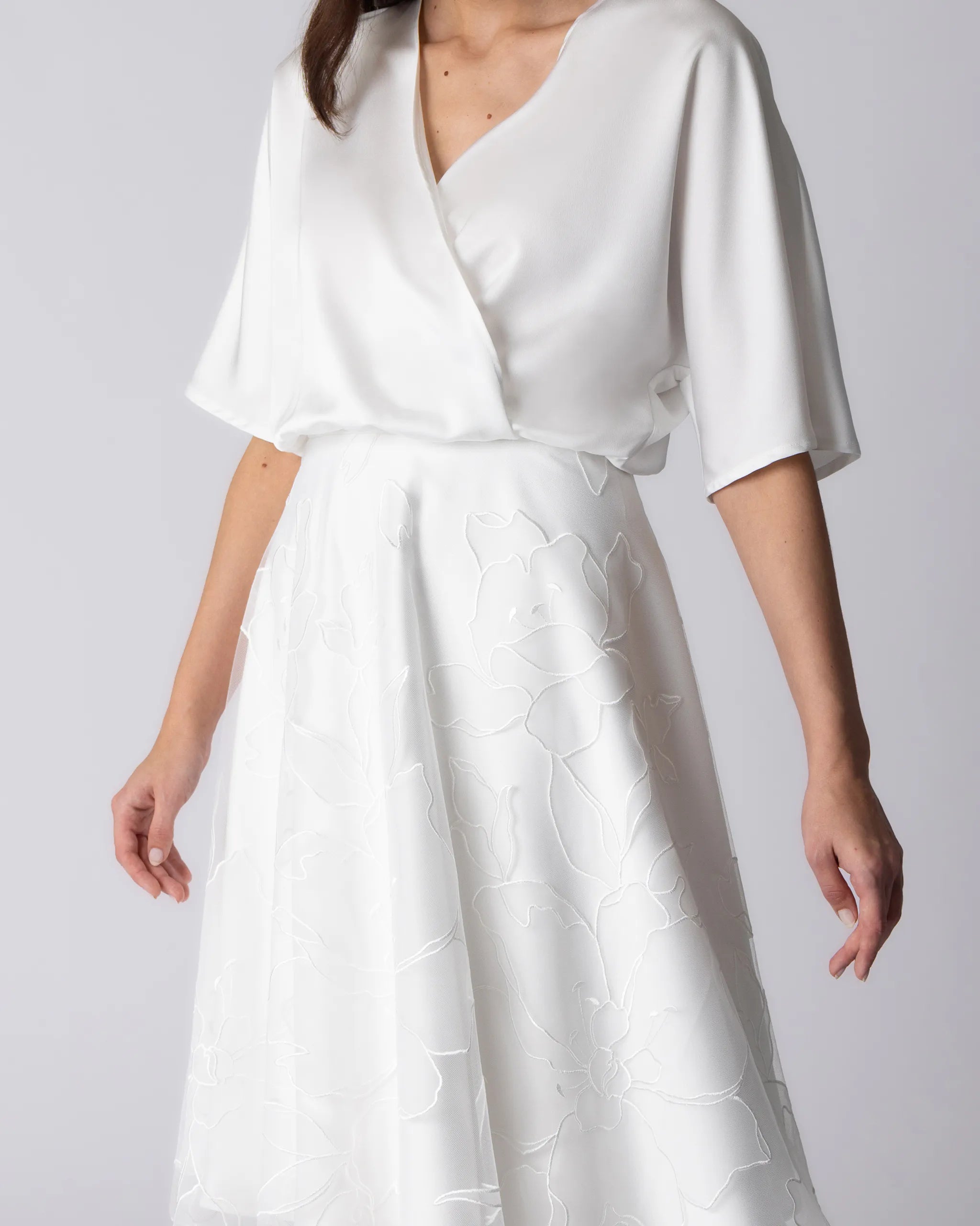 Standesamt Brautkleid mit Magnolia Blüten Detailaufnahme