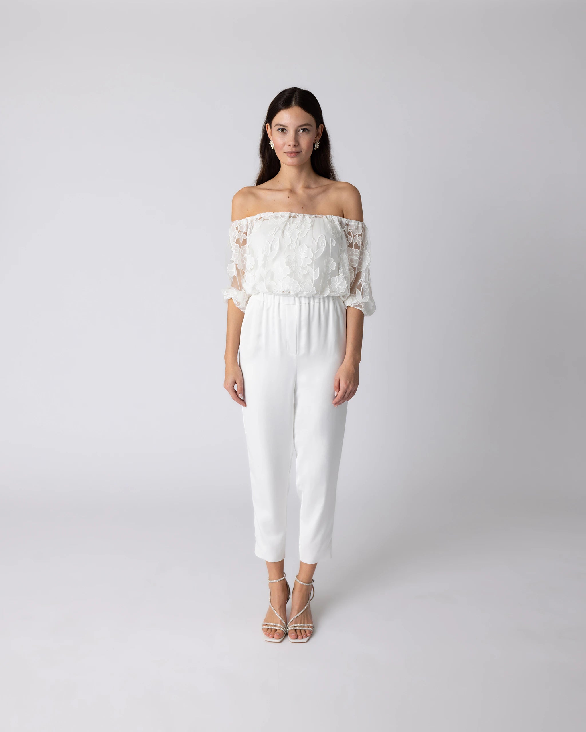 Standesamt Look mit Satinhose und schulterfreiem Boho-Top Ansicht vorne