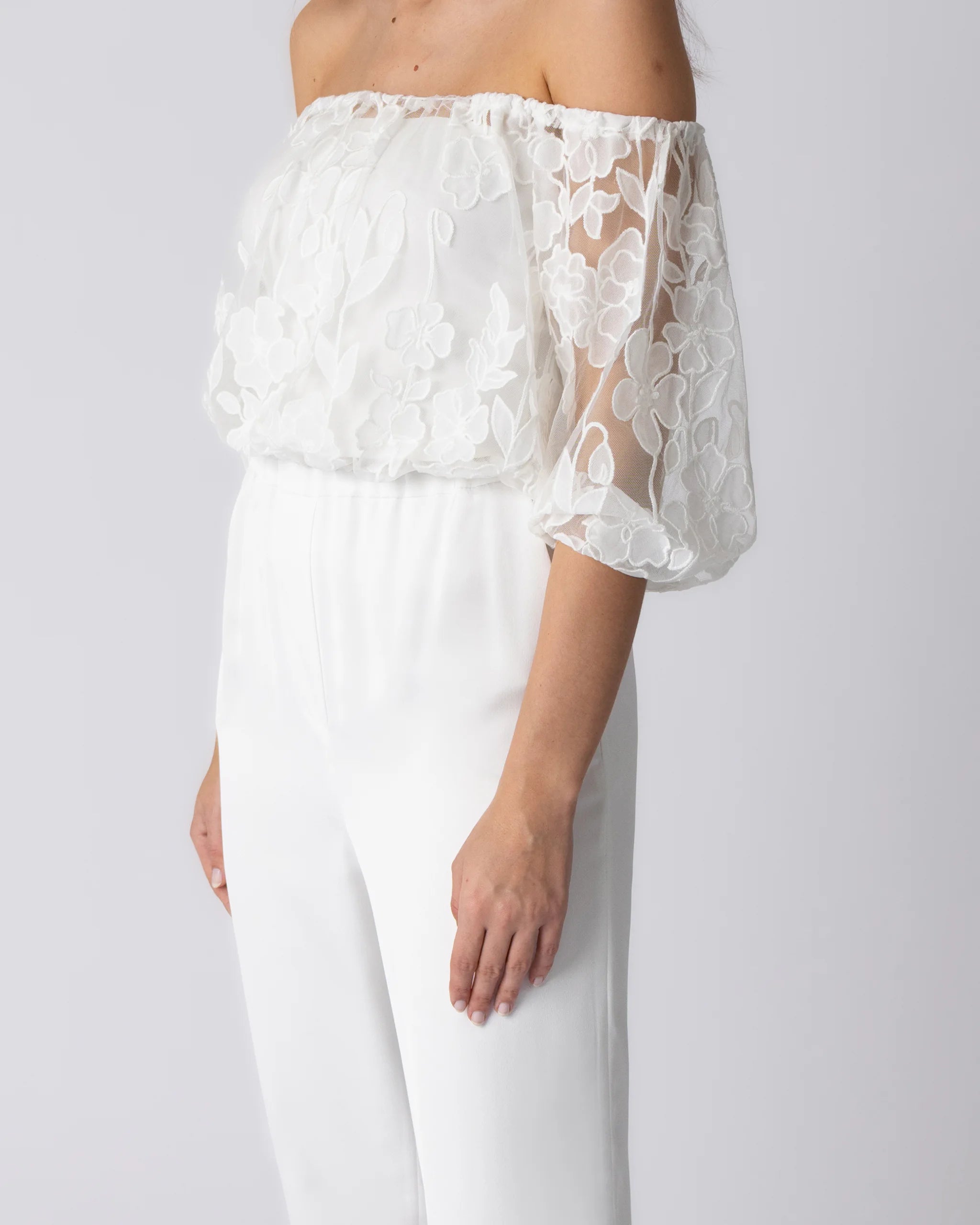 Standesamt Look mit Satinhose und schulterfreiem Boho-Top Detailansicht