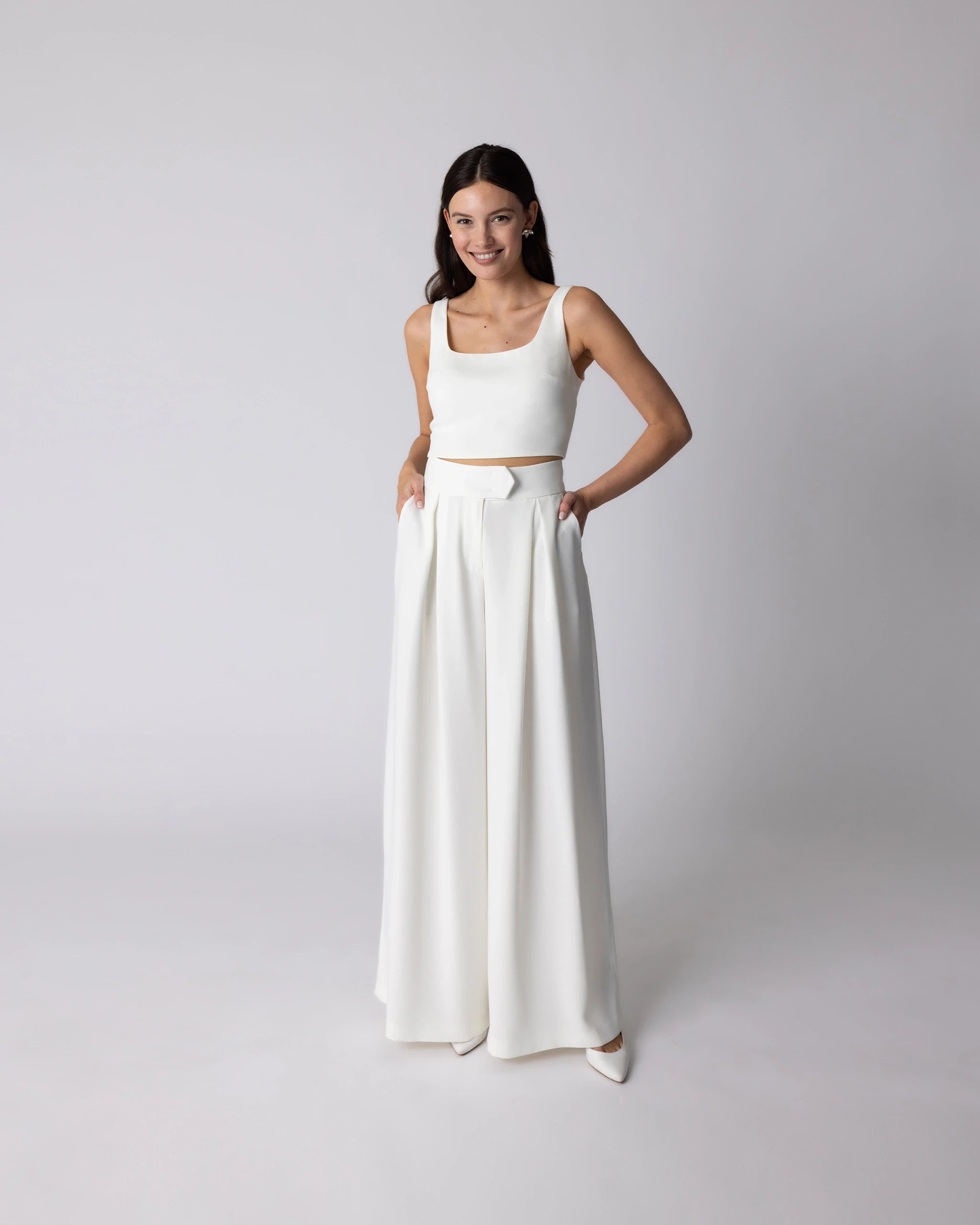Modernes Standesamtoutfit mit weiter Twill Hose und Crop Top - Ansicht vorne