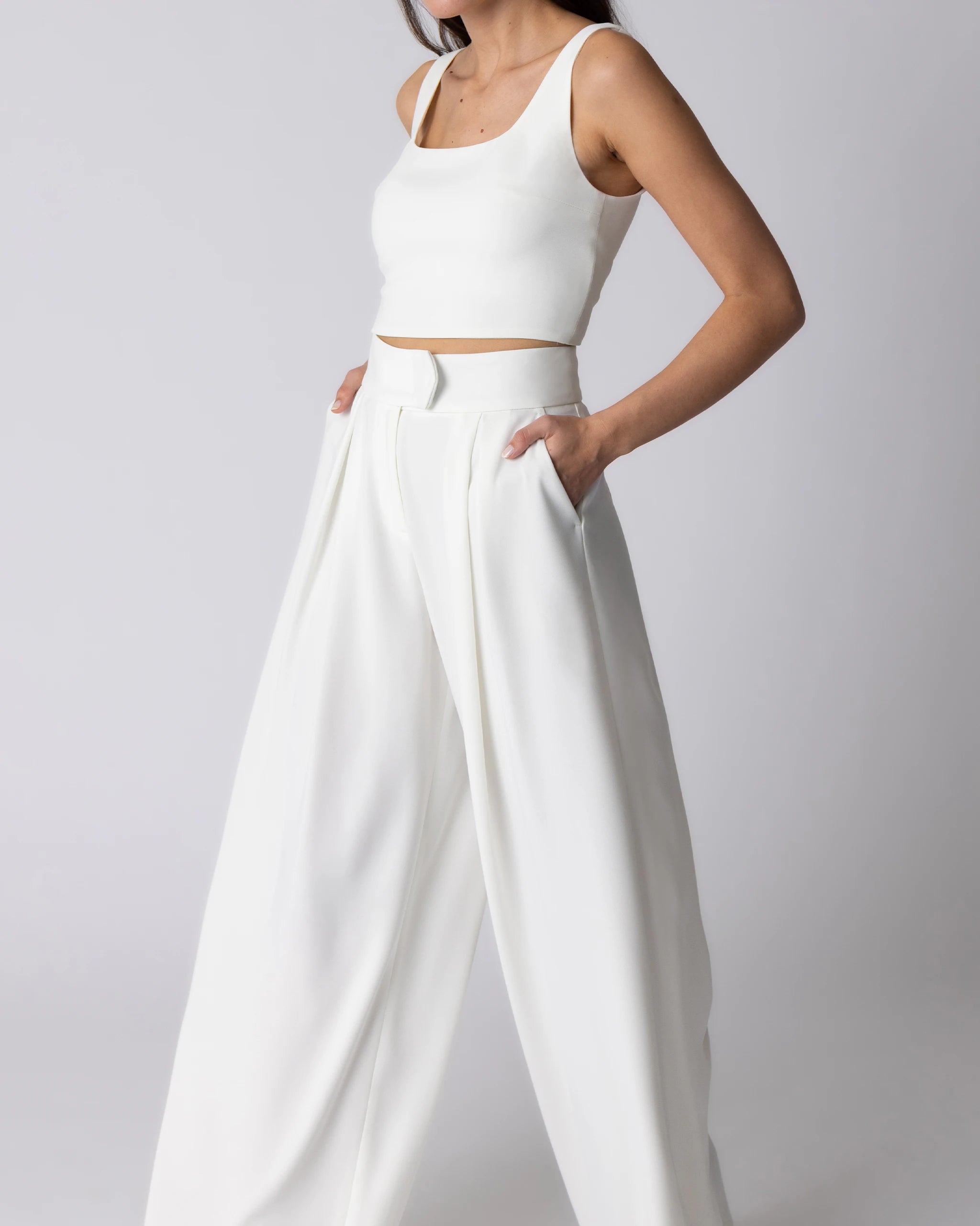 Modernes Standesamtoutfit mit weiter Twill Hose und Crop Top - Detailansicht