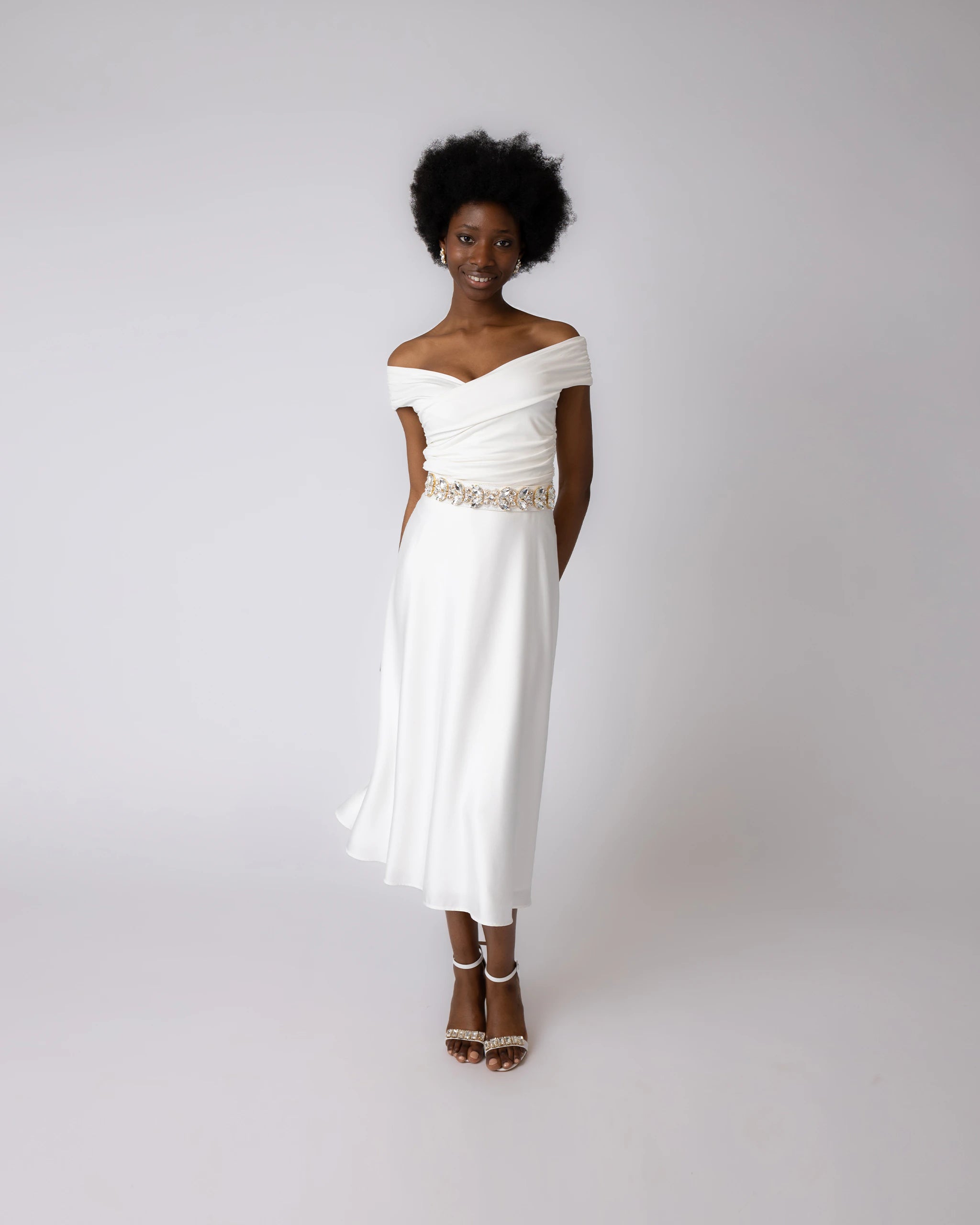 Schlichtes Brautkleid wadenlanger Satinrock ivory und schulterfreies Brautoberteil - Ansicht vorne