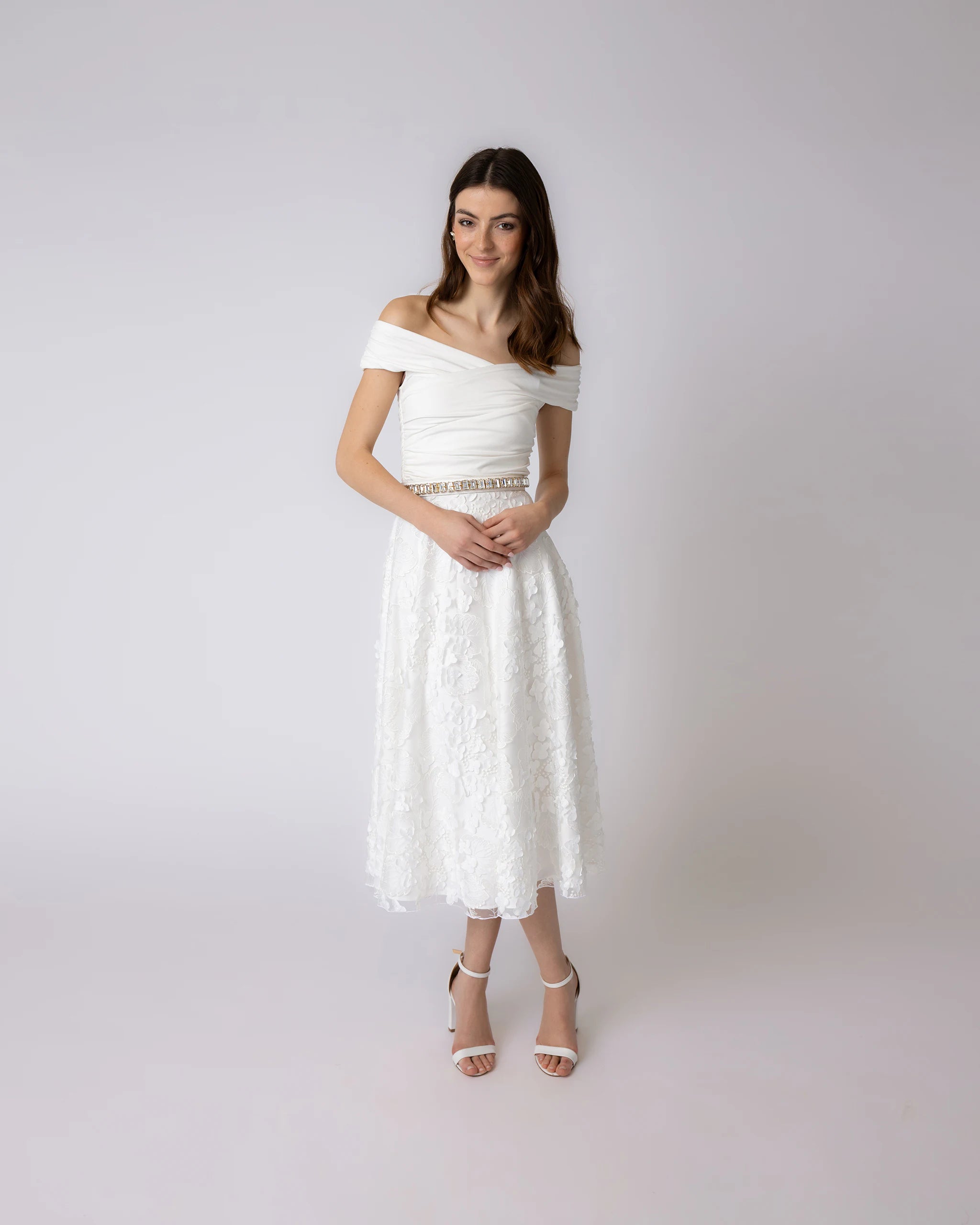 Elegantes, schulterfreies Standesamtkleid mit Midi Tüllrock mit 3D-Blüten - Ansicht vorne