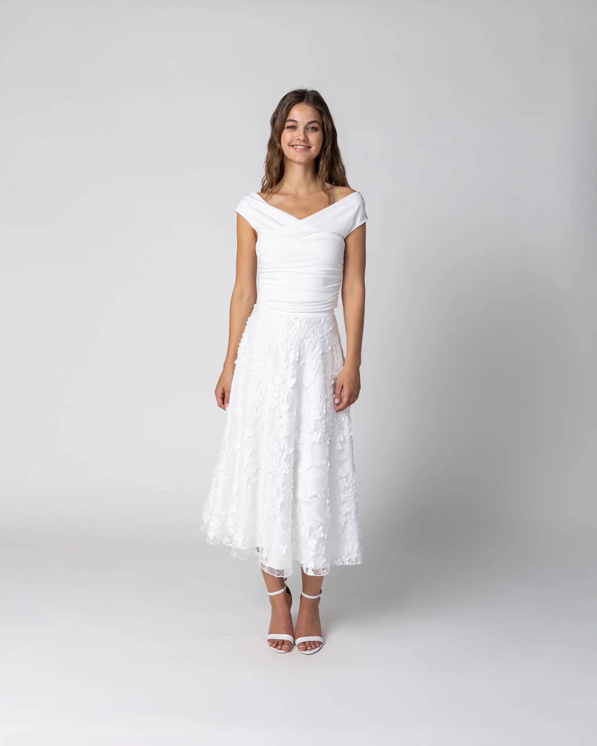 Elegantes, schulterfreies Standesamtkleid mit Midi Tüllrock mit 3D-Blüten - Ansicht vorne