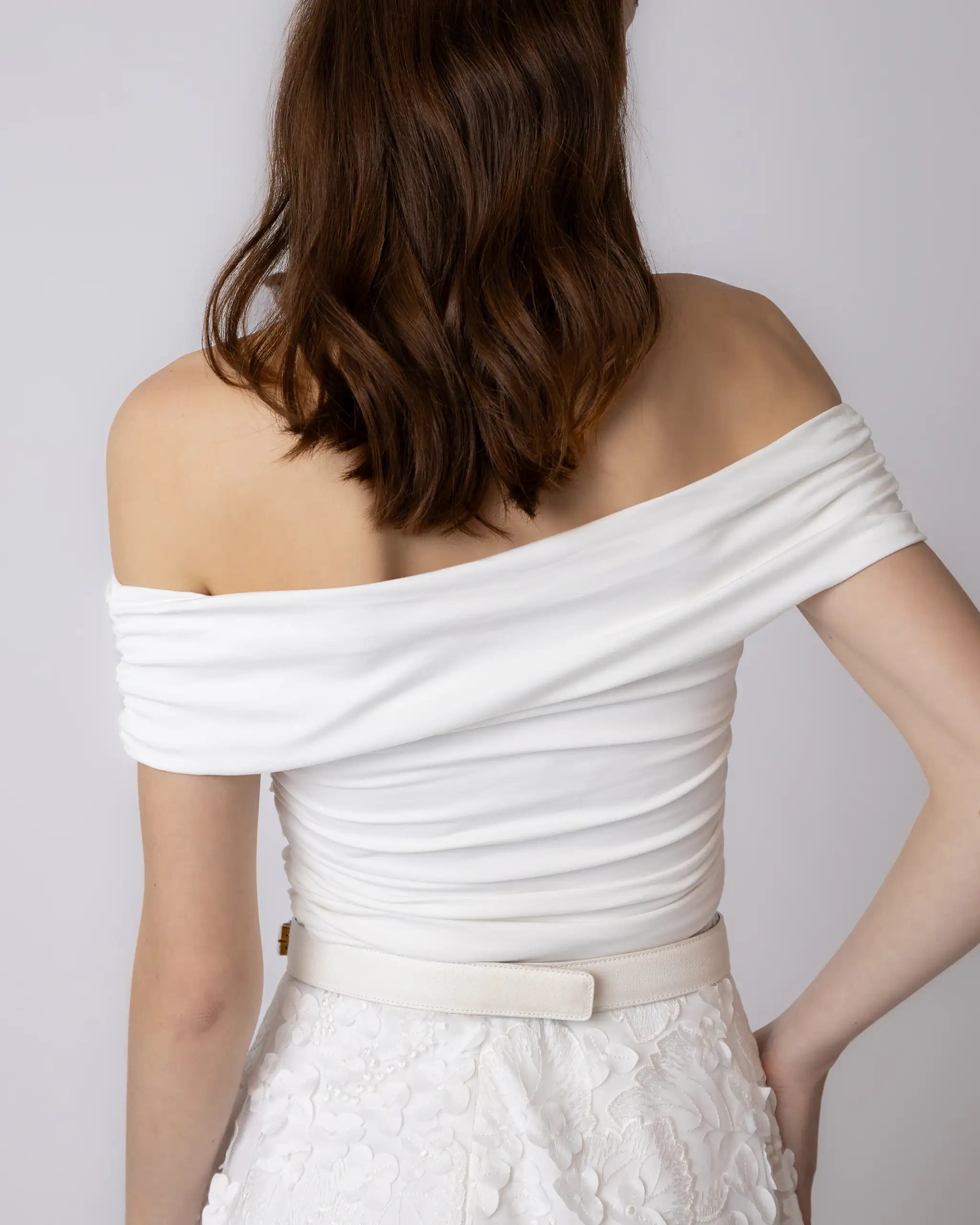 Elegantes, schulterfreies Standesamtkleid mit Midi Tüllrock mit 3D-Blüten - Detailansicht