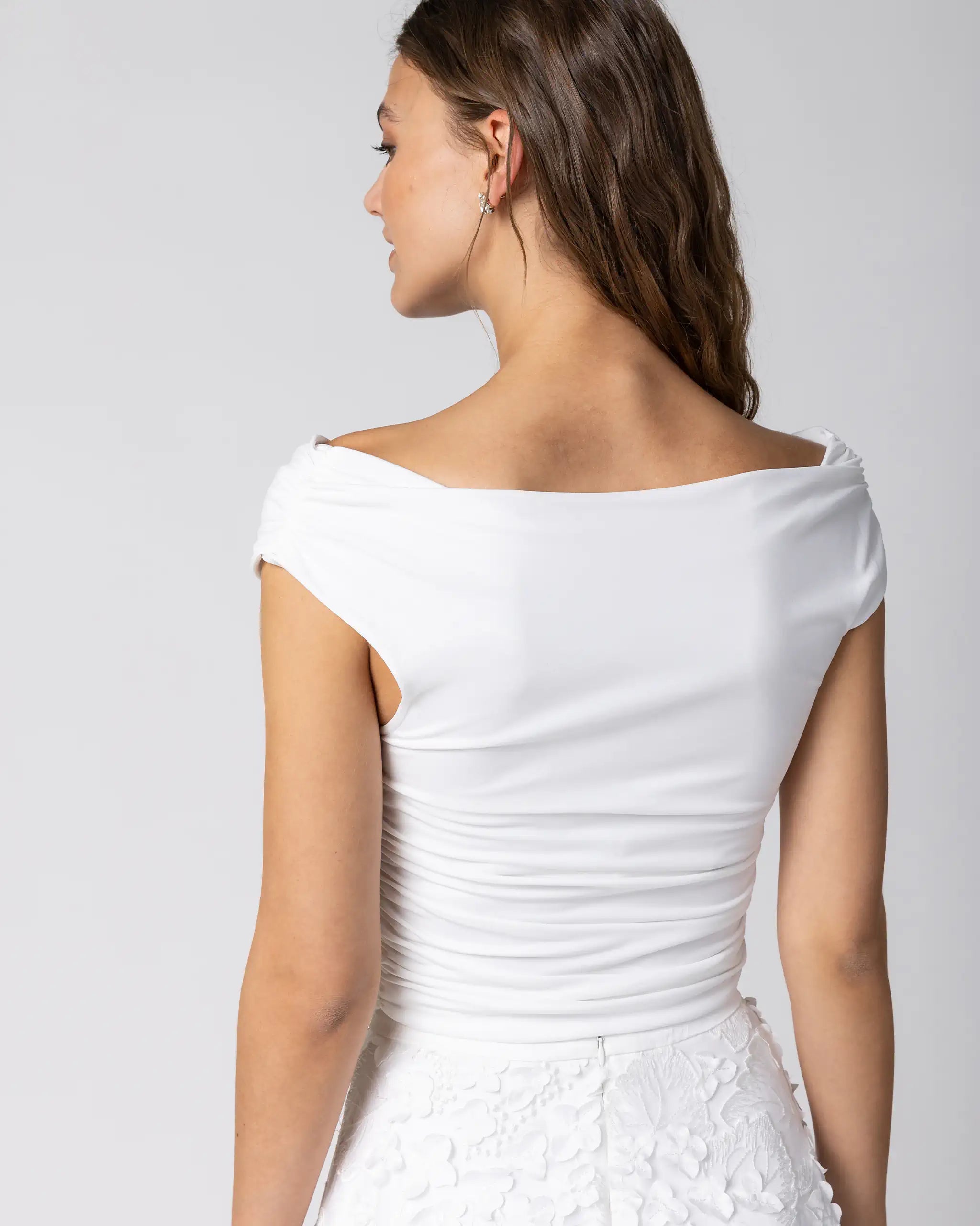 Elegantes, schulterfreies Standesamtkleid mit Midi Tüllrock mit 3D-Blüten - Detailansicht