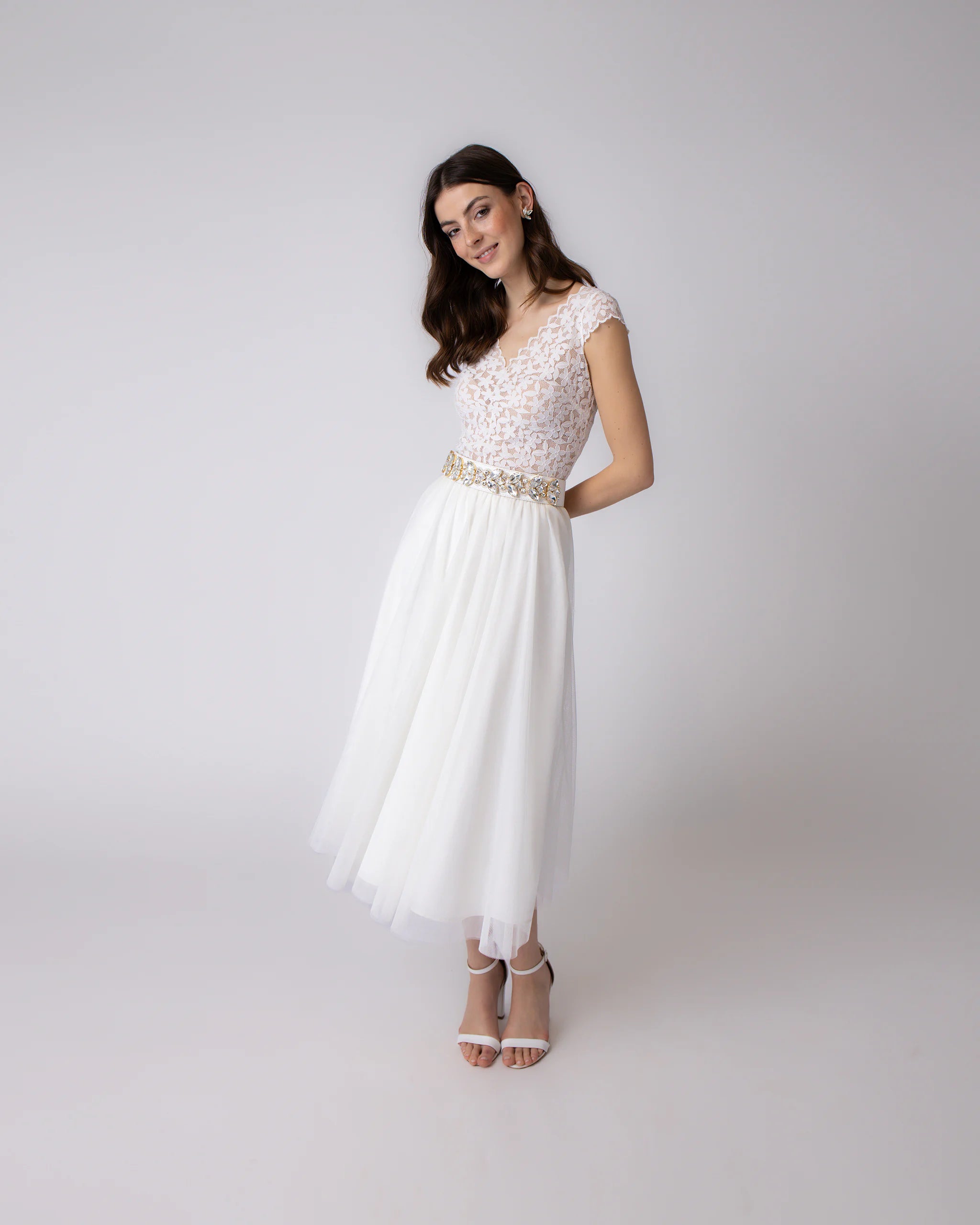 Verspieltes Standesamt Brautkleid mit Tüllrock und Spitzenbody - Ansicht vorne