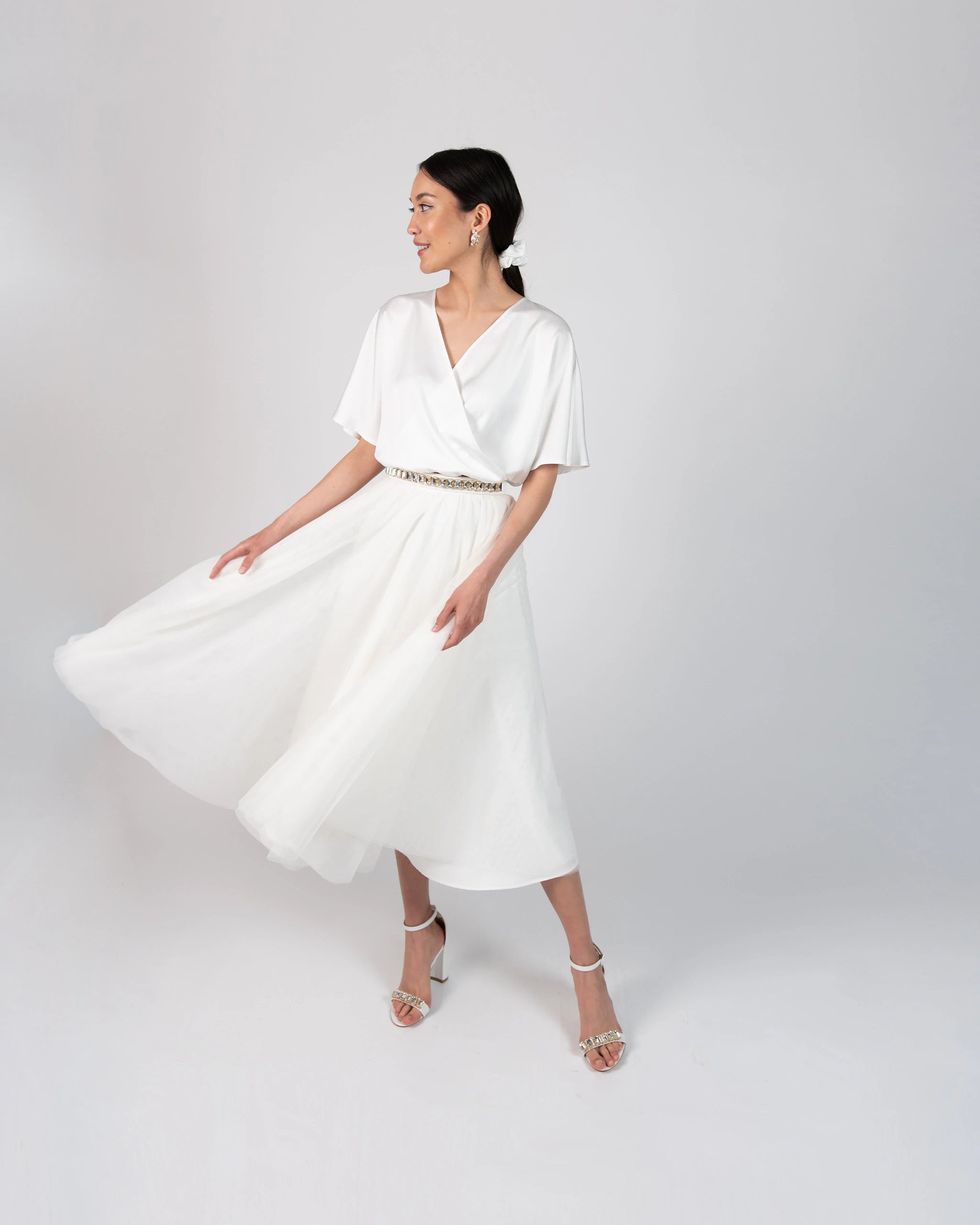 Schlichtes Standesamtkleid mit Satinbluse und Tüllrock Ansicht vorne