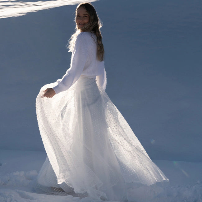 Winterbrautkleid Tüllrock bodenlang gepunktet Strickoberteil