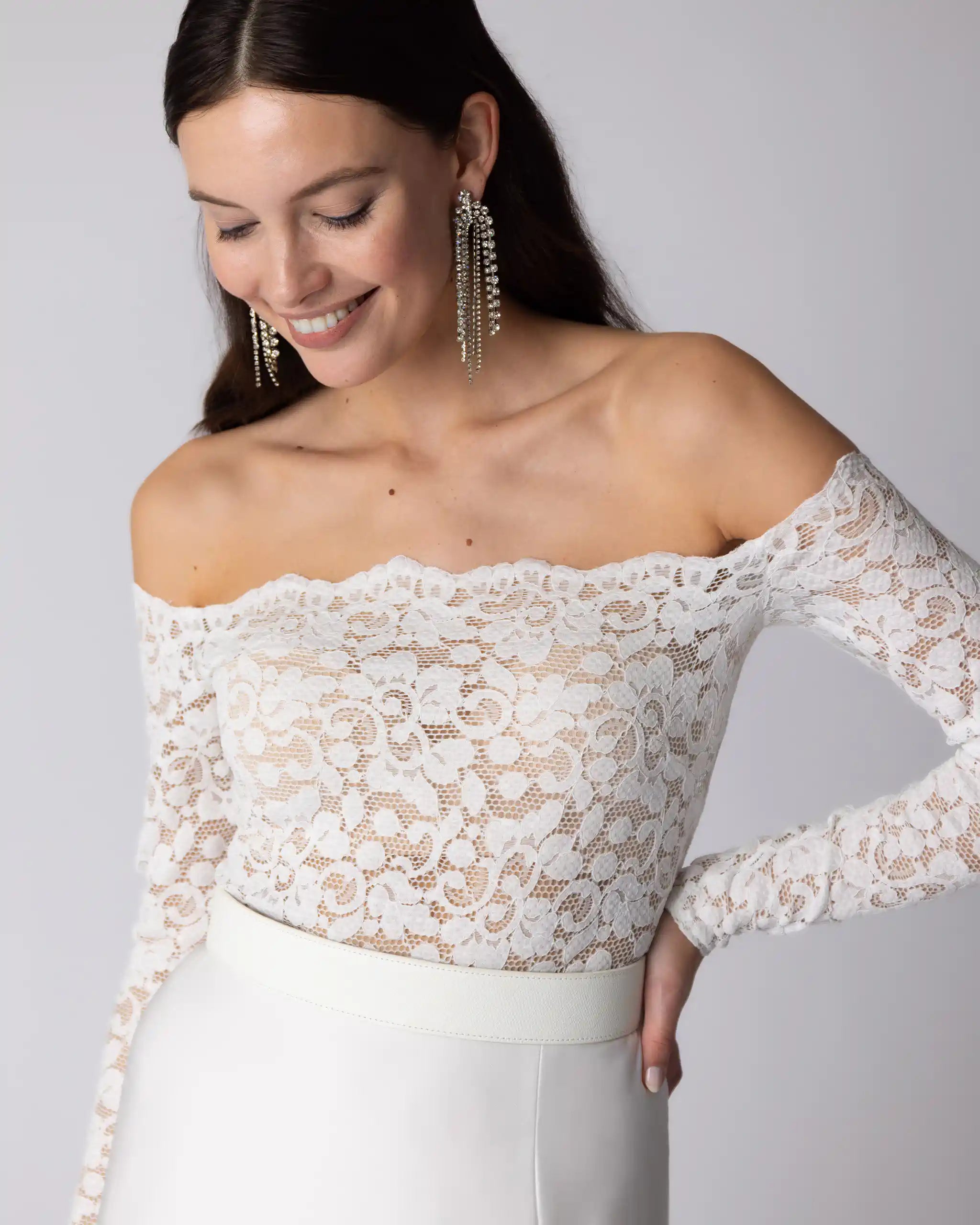 Romantisches Brautkleid mit schulterfreiem Spitzenbody und bodenlangem Satinrock - Detailansicht