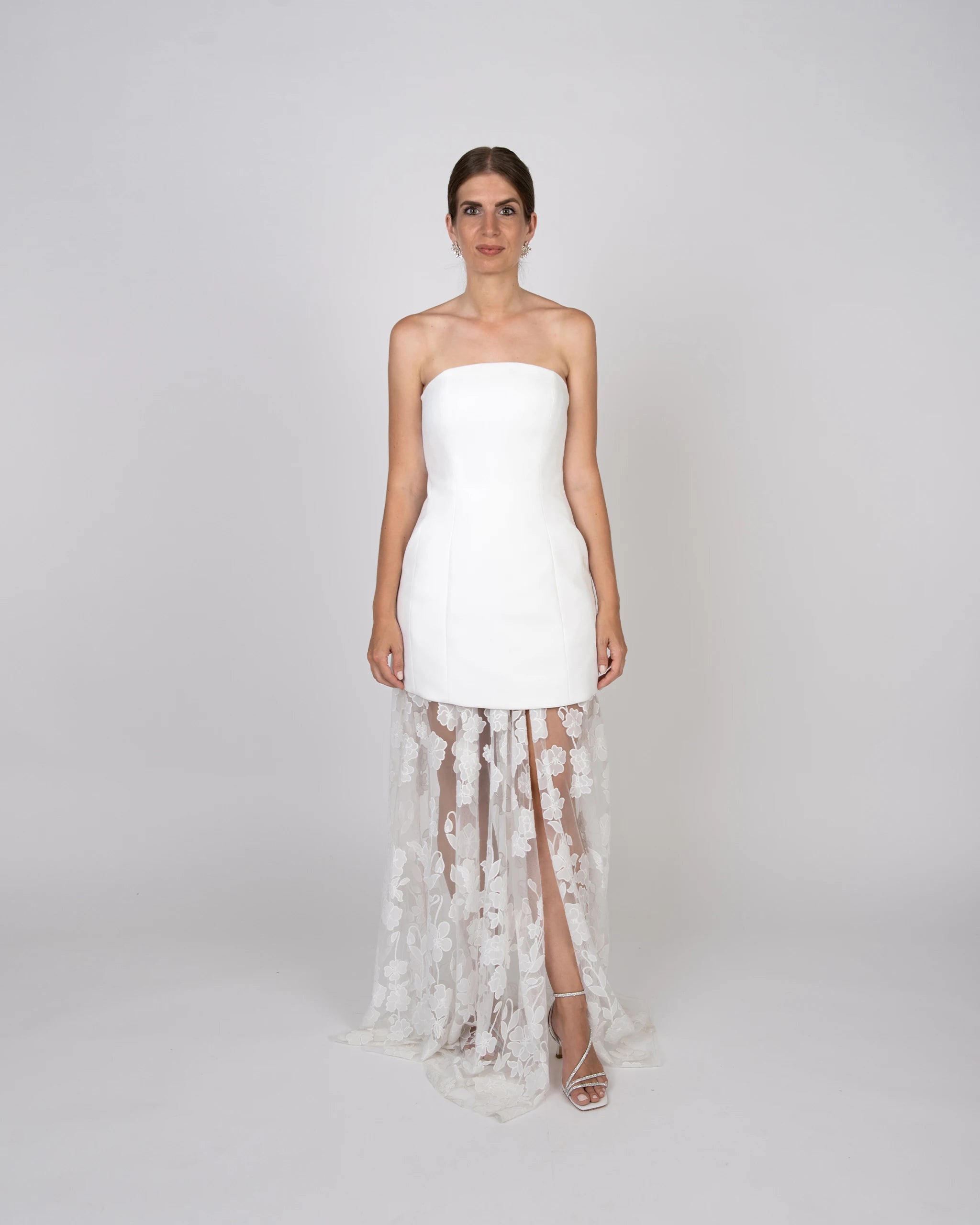 Modernes Brautkleid aus schlichtem Mini Dress kombiniert mit einem Überrock - Ansicht vorne