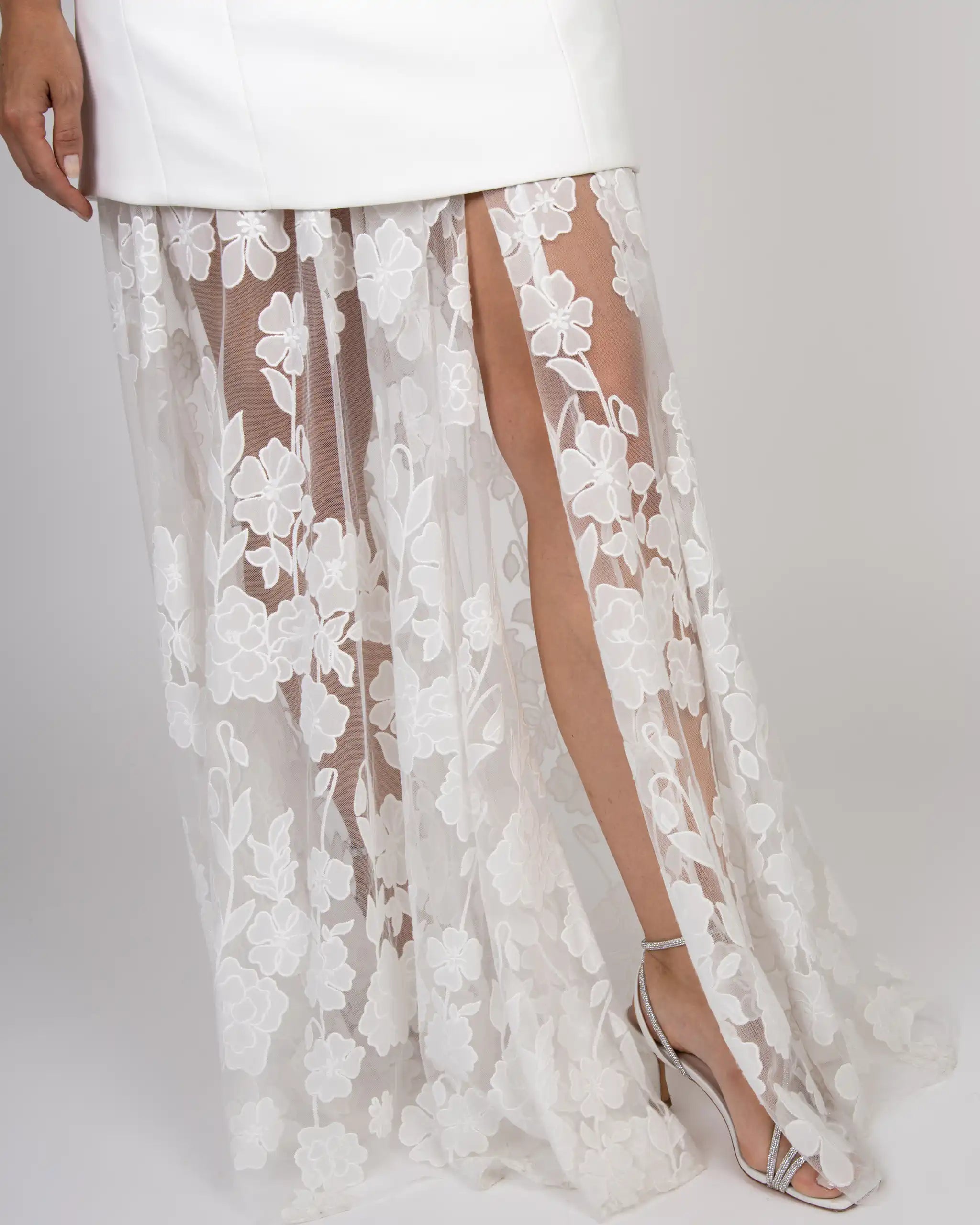 Modernes Brautkleid aus schlichtem Mini Dress kombiniert mit einem Überrock - Detailansicht