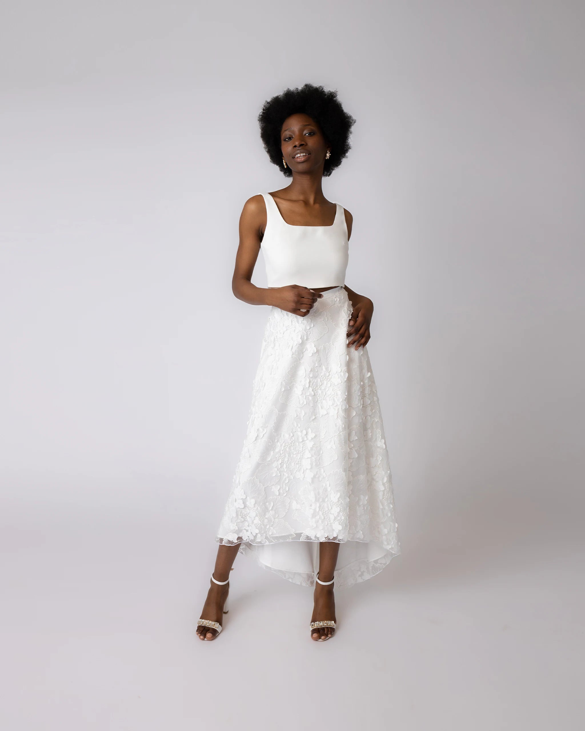 Asymmetrisches Brautkleid aus Tüllrock mit 3D Blütenoptik und Crop Top - Ansicht vorne