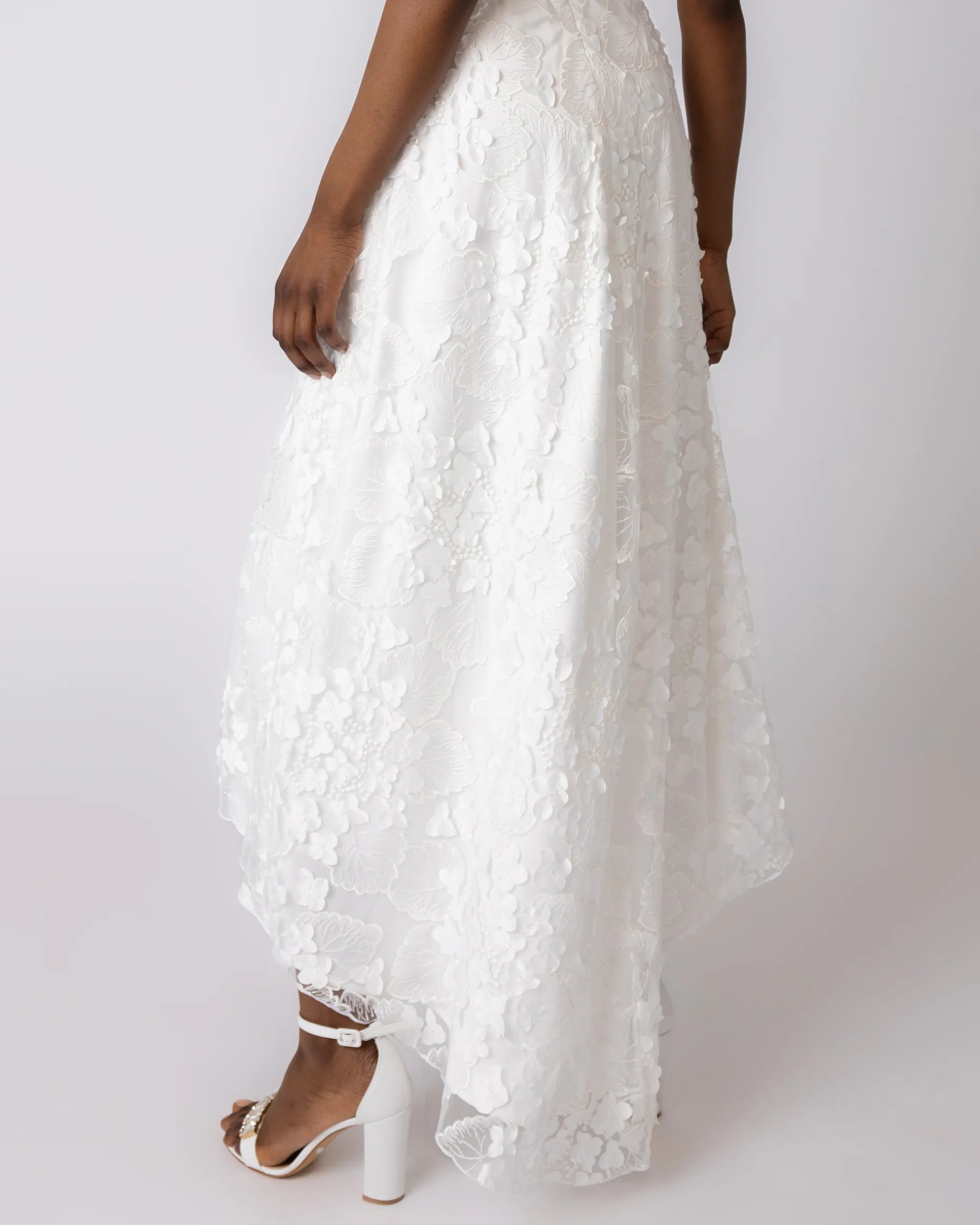 Asymmetrisches Brautkleid aus Tüllrock mit 3D Blütenoptik und Crop Top - Detailansicht