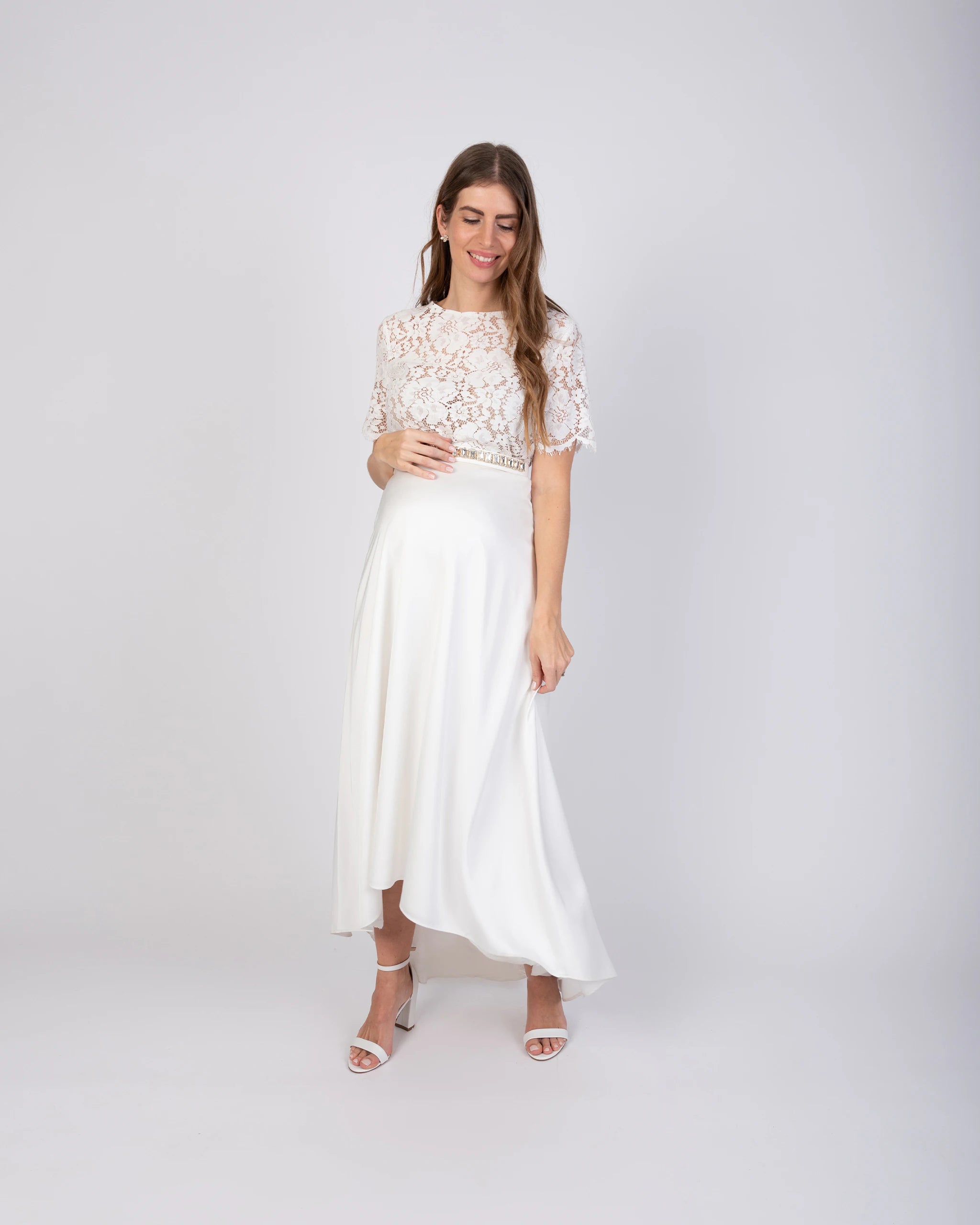 Brautkleid für Schwangere mit Satin Rock und Vintage Spitze - Ansicht vorne