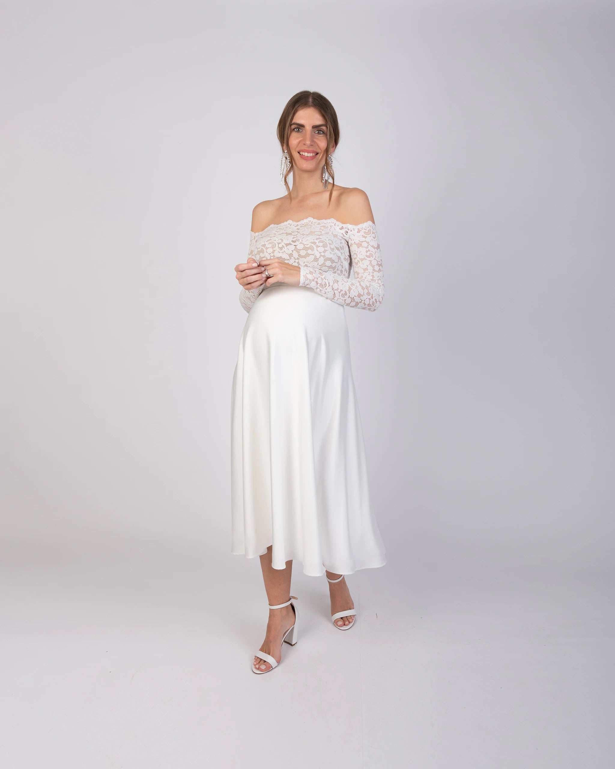 Brautkleid für Schwangere mit schulterfreiem Spitzenbody und Satinrock - Ansicht vorne