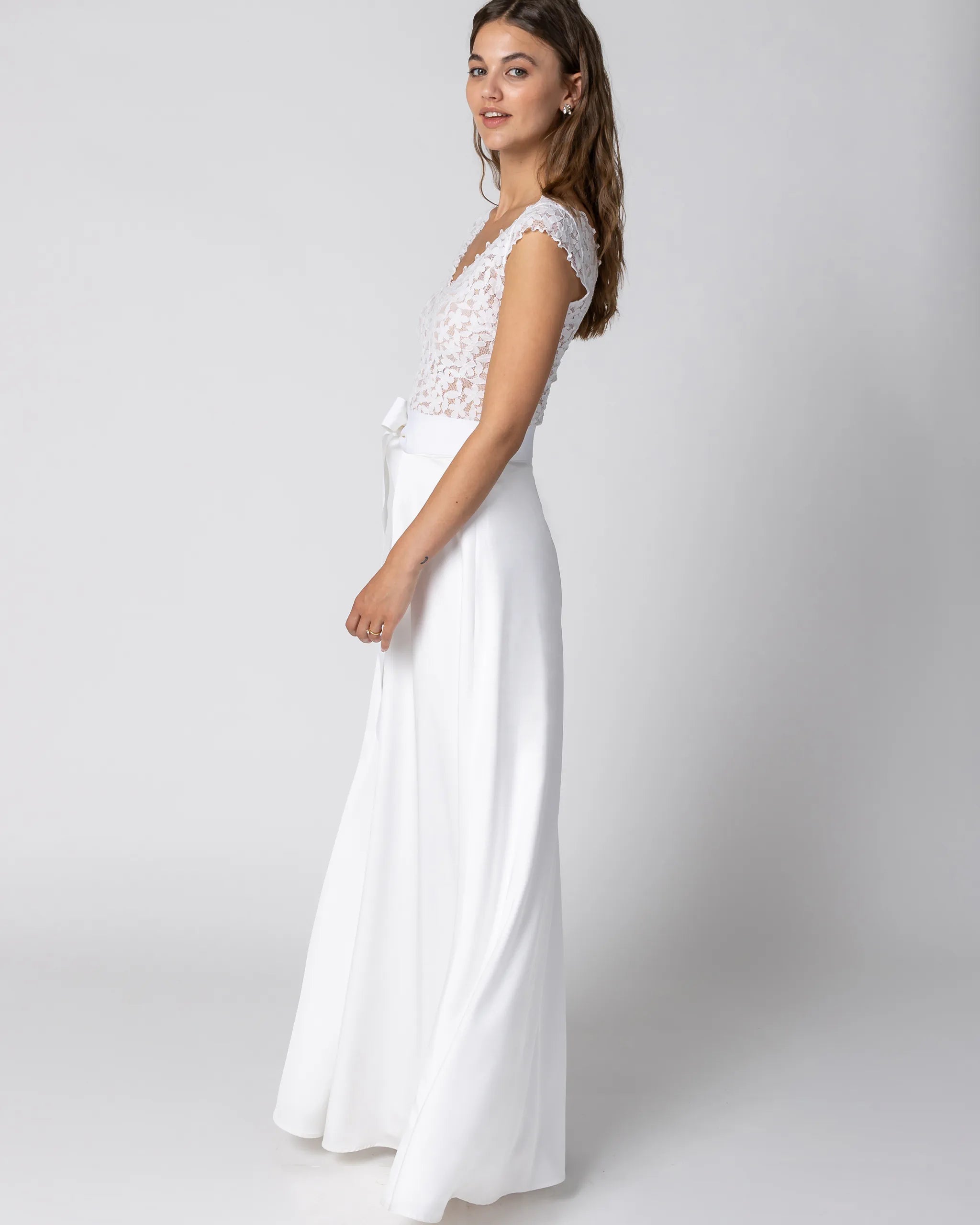 Brautkleid mit Spitzenoberteil & Maxi Satinrock Ansicht seitlich