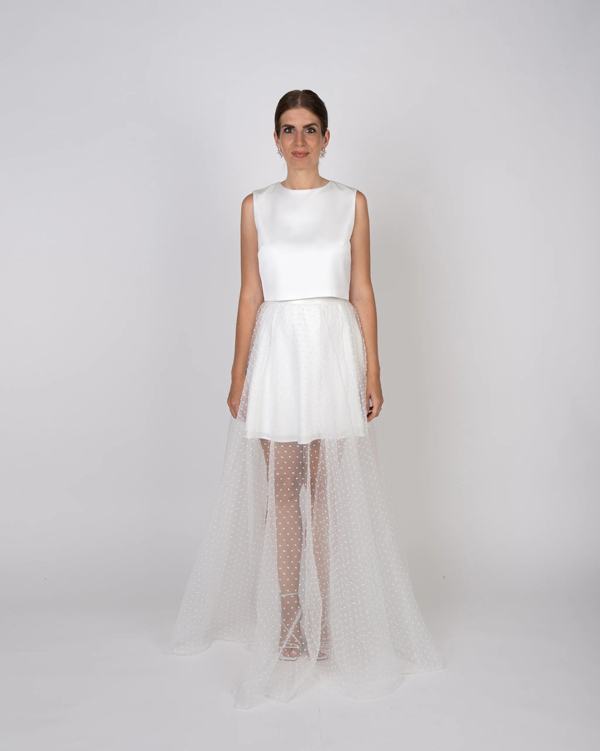 Modernes Hochzeitskleid mit Überrock aus Organza mit Dots und Satin Top - Ansicht vorne