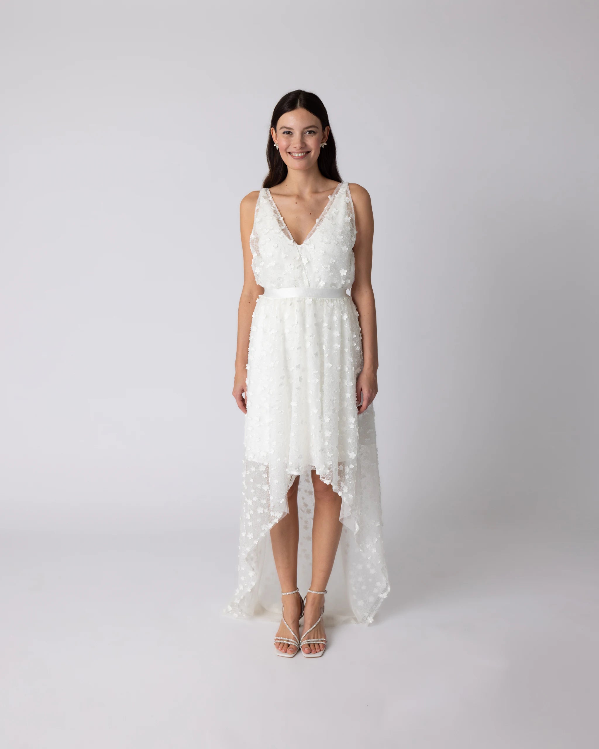 Brautkleid Zweiteiler mit asymmetrischem Überrock mit 3D Blüten - Ansicht vorne